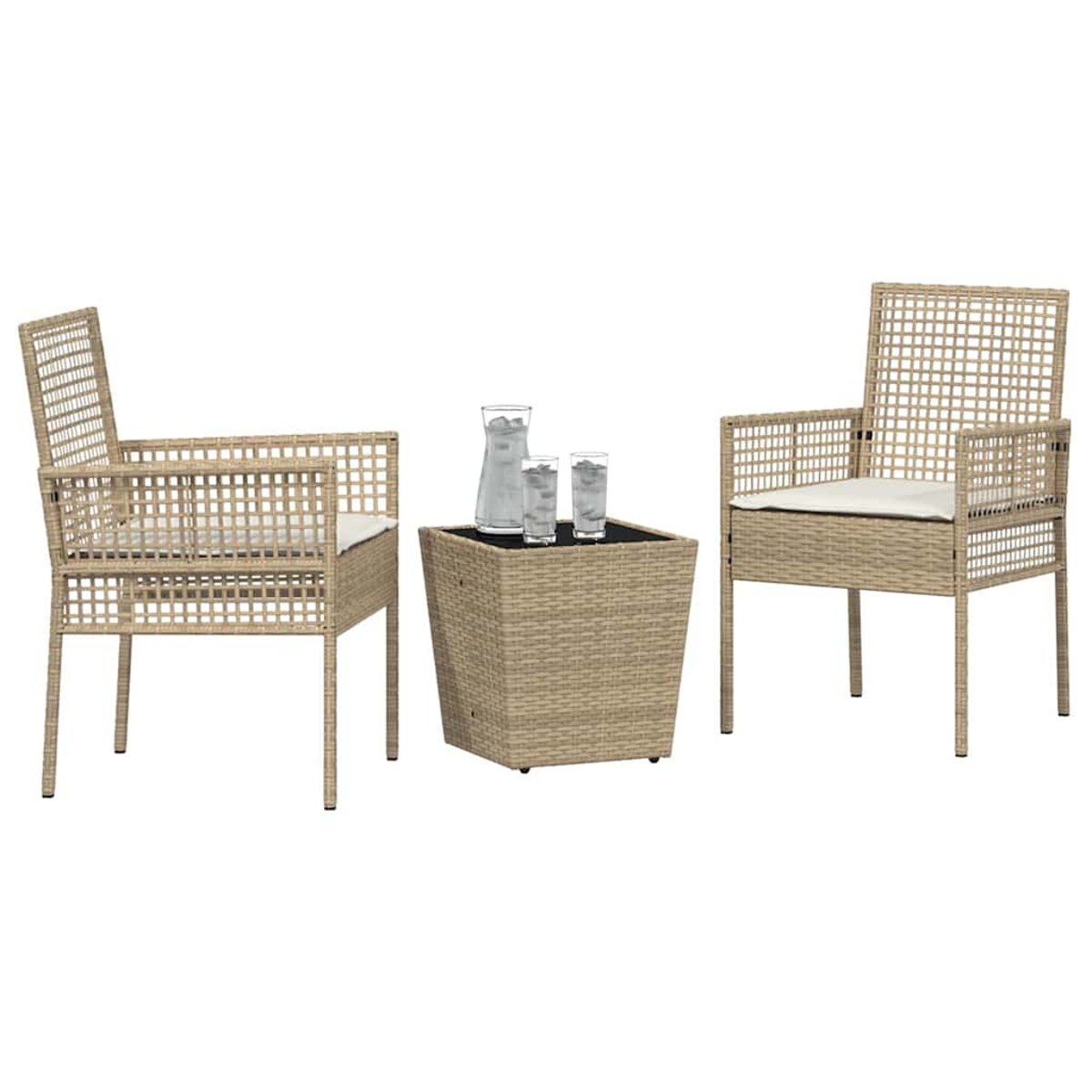 Geflochtenes Terrassenset mit zwei Stühlen und einem kleinen Tisch. Auf dem Tisch stehen ein Krug und zwei Gläser Wasser.