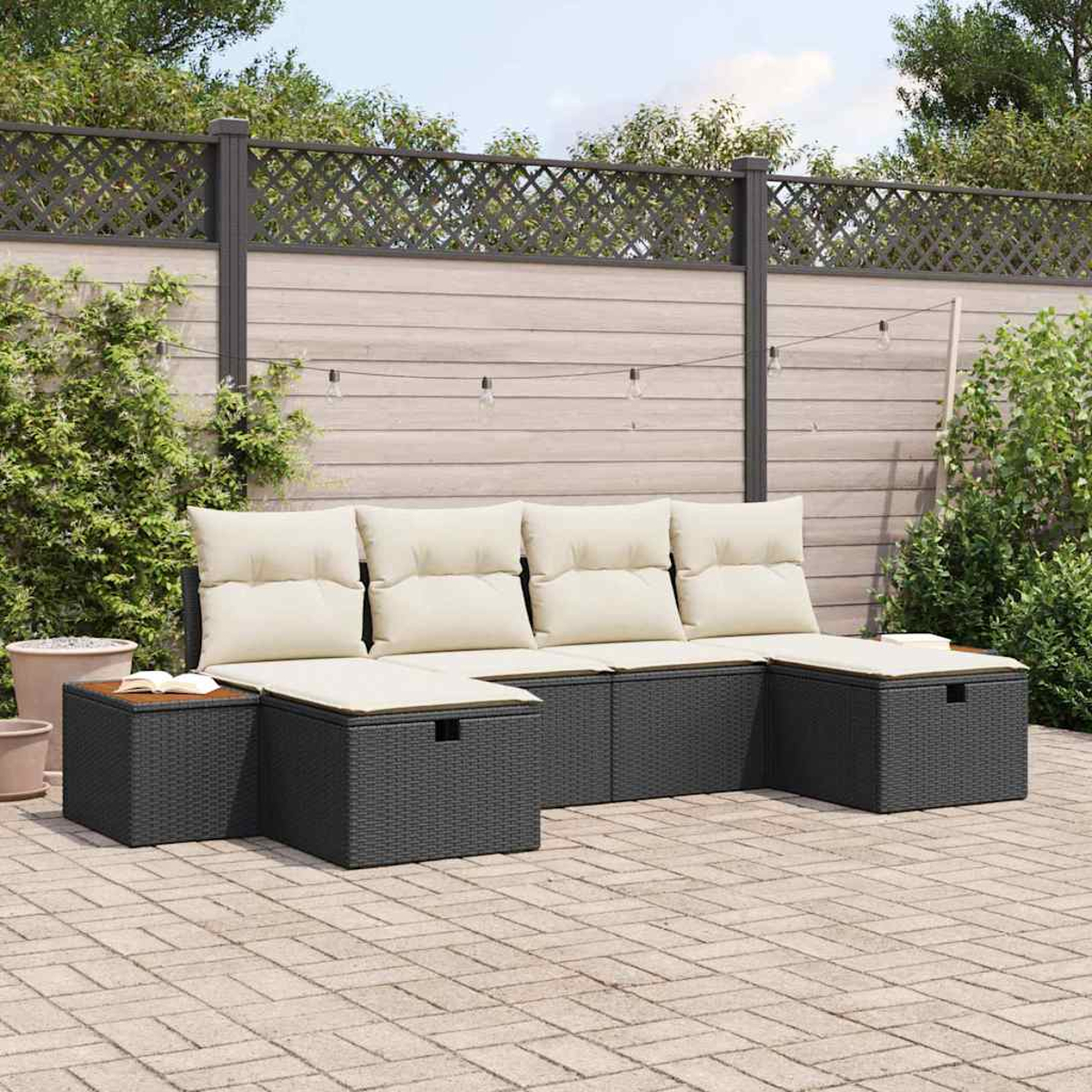 Juego de muebles de patio exterior con cojines crema y mimbre gris oscuro. Incluye sofá, dos otomanas y dos mesas auxiliares.