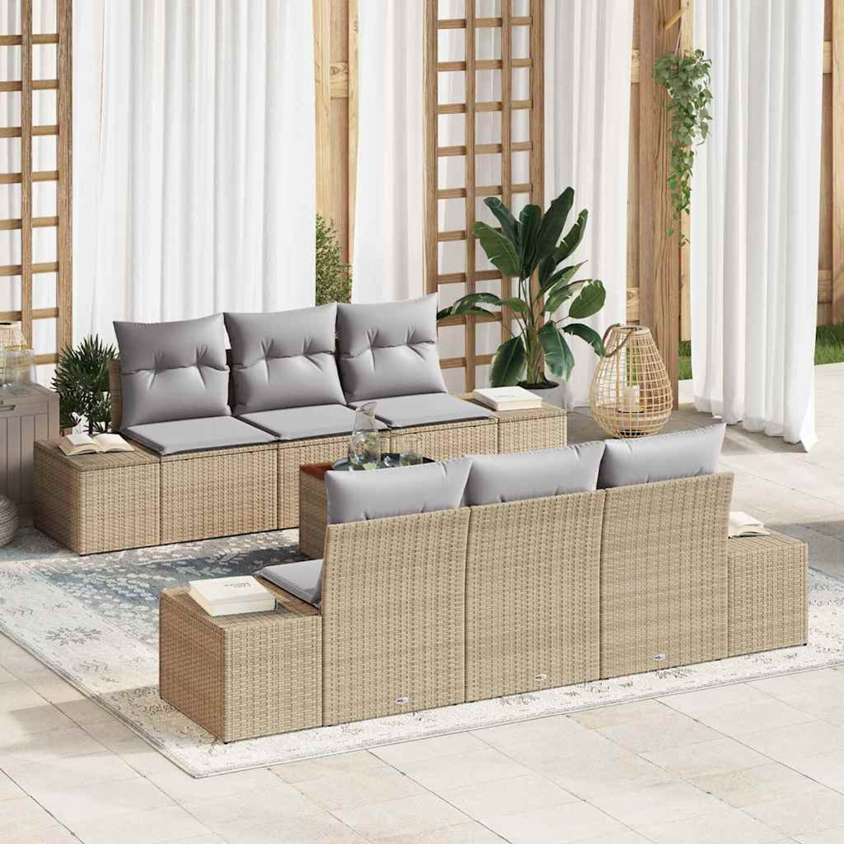 Outdoor-Sitzgruppe mit grauen Kissen. Beige Sockel im Korbstil, weiße Vorhänge und Pflanzen. Eine entspannte, sonnige Szene im Freien.