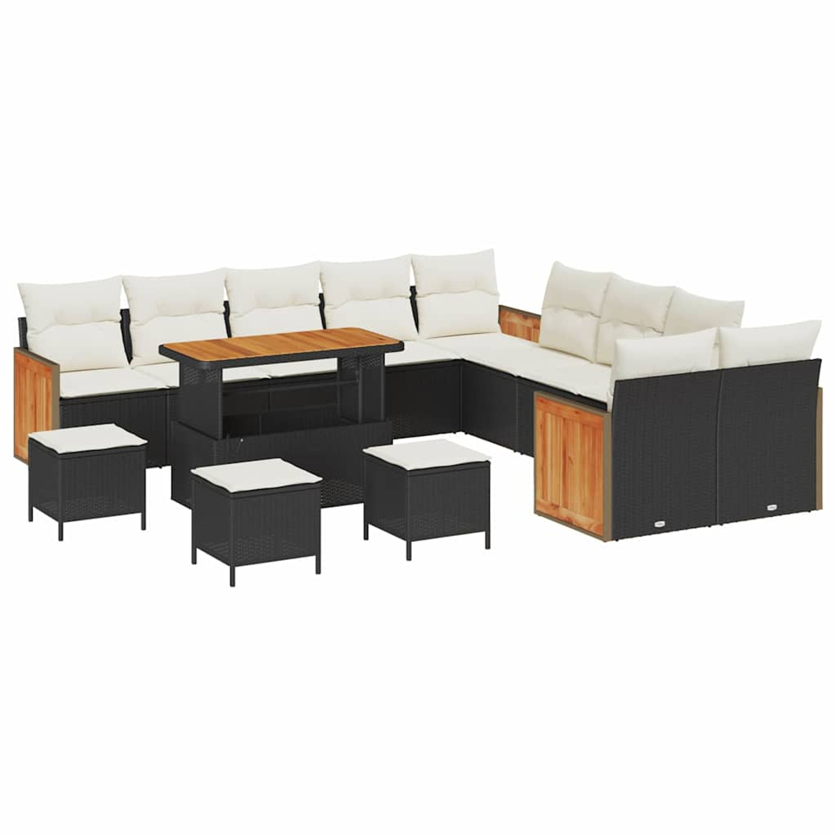 Set di mobili in vimini per esterni. Include divano componibile con cuscini color crema, tavolo in legno e piccoli sgabelli neri con cuscini bianchi.