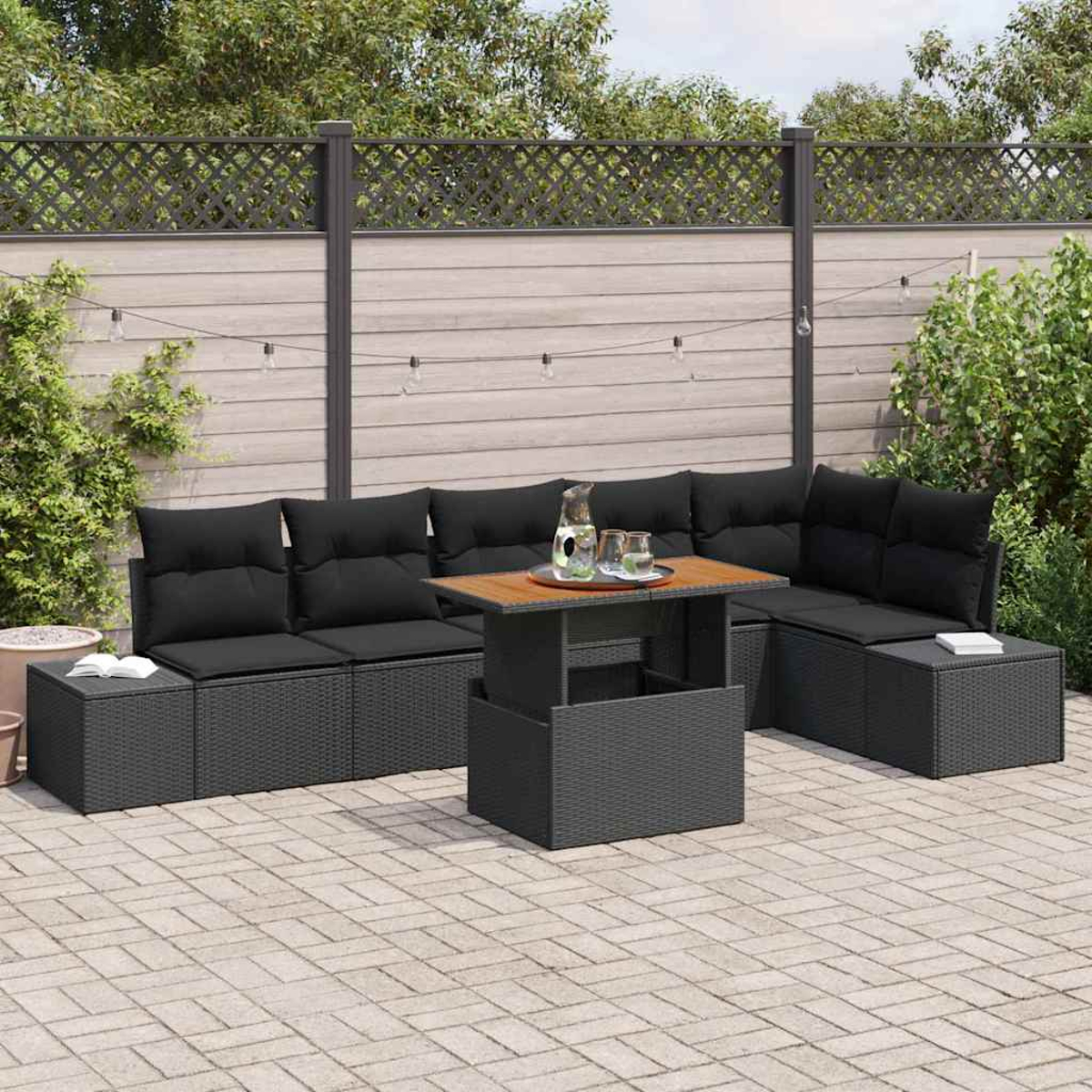 Ein schwarzes Outdoor-Ecksofa mit schwarzen Kissen und einem Holztisch. Auf dem Tisch stehen eine Wasserkaraffe und Gläser. Eine Hinterhofumgebung.