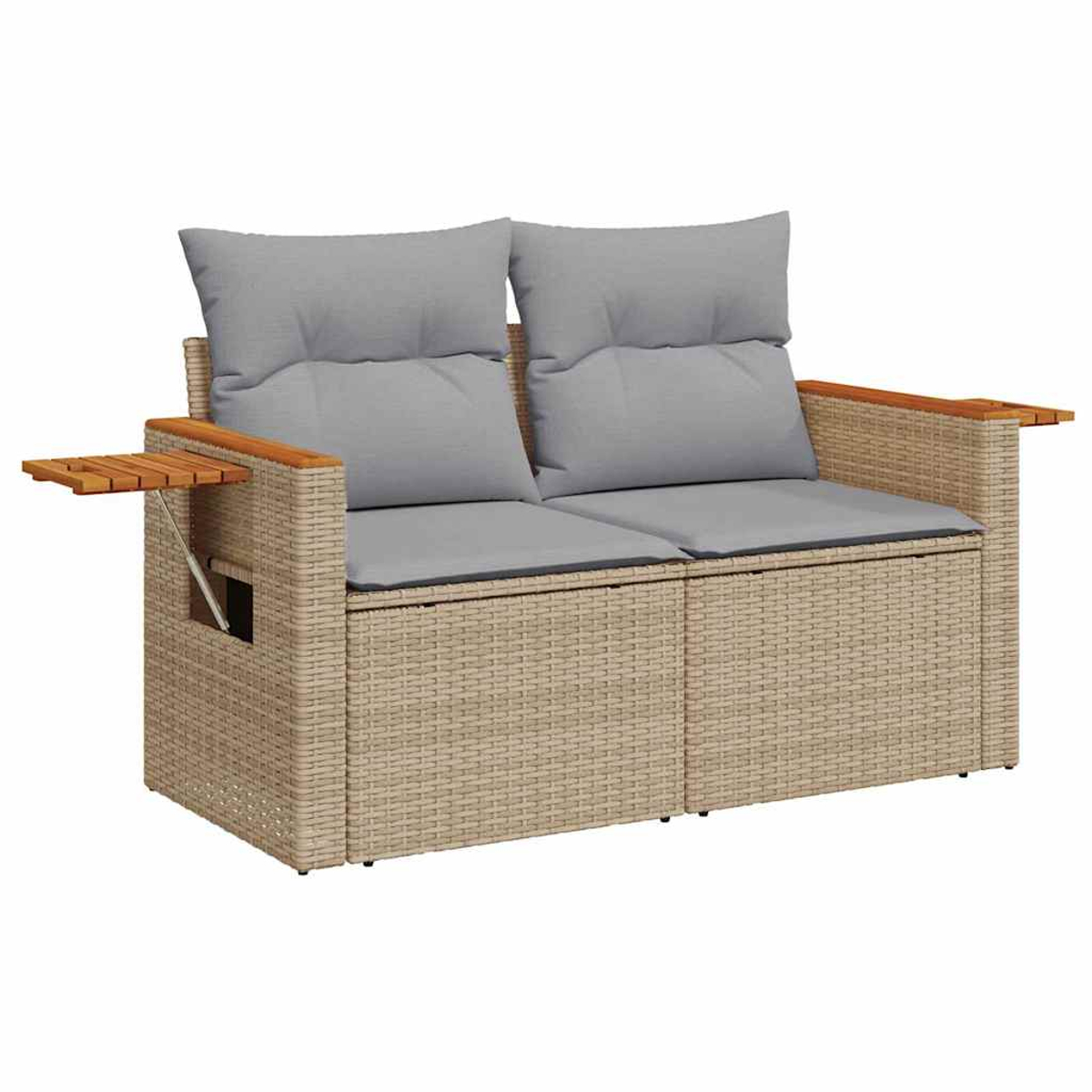 Divano da esterno in vimini beige con cuscini grigi. Braccioli in legno con tavolini laterali. Due cuscini per seduta e schienale.