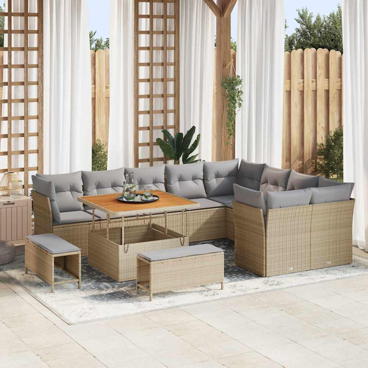 Garten-Sitzgruppe mit hellbraunem Korbgeflecht und grauen Kissen. Enthält Ecksofa, Couchtisch und Bänke auf einem gemusterten Teppich.