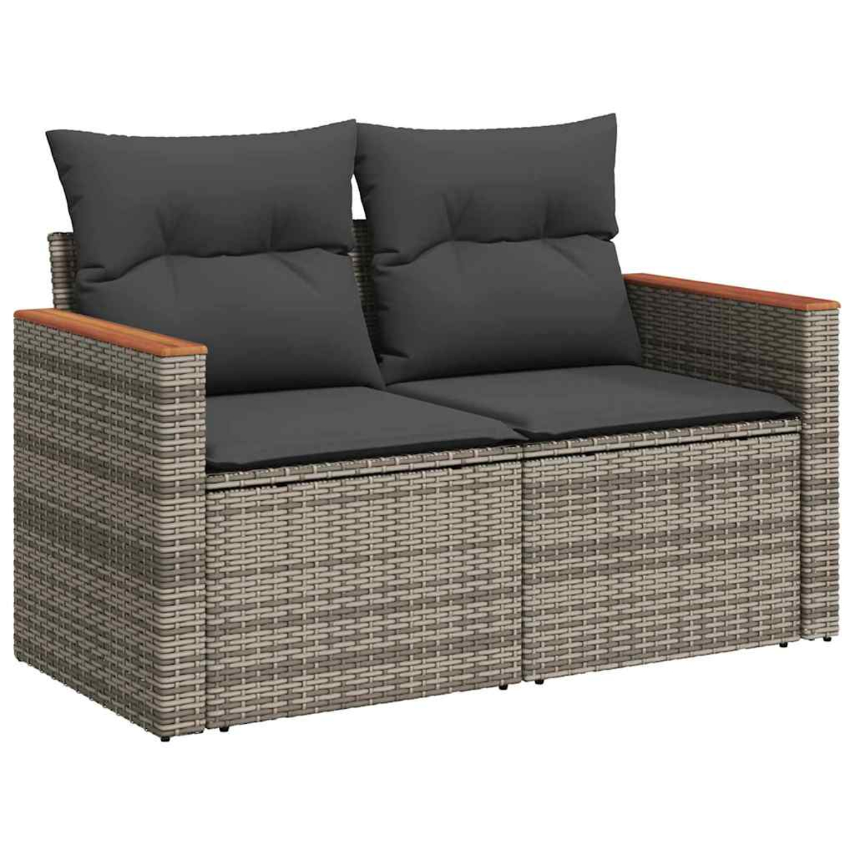 Ein graues Korbmöbelsofa mit zwei Sitzen. Es hat dunkelgraue Kissen und Holzarmlehnen. Der Hintergrund ist weiß.