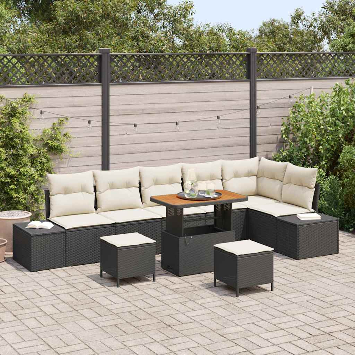 Gartensofa mit hellen Kissen und einem Holztisch. Zwei kleine Hocker davor. Szene in einem Garten mit Zaun.