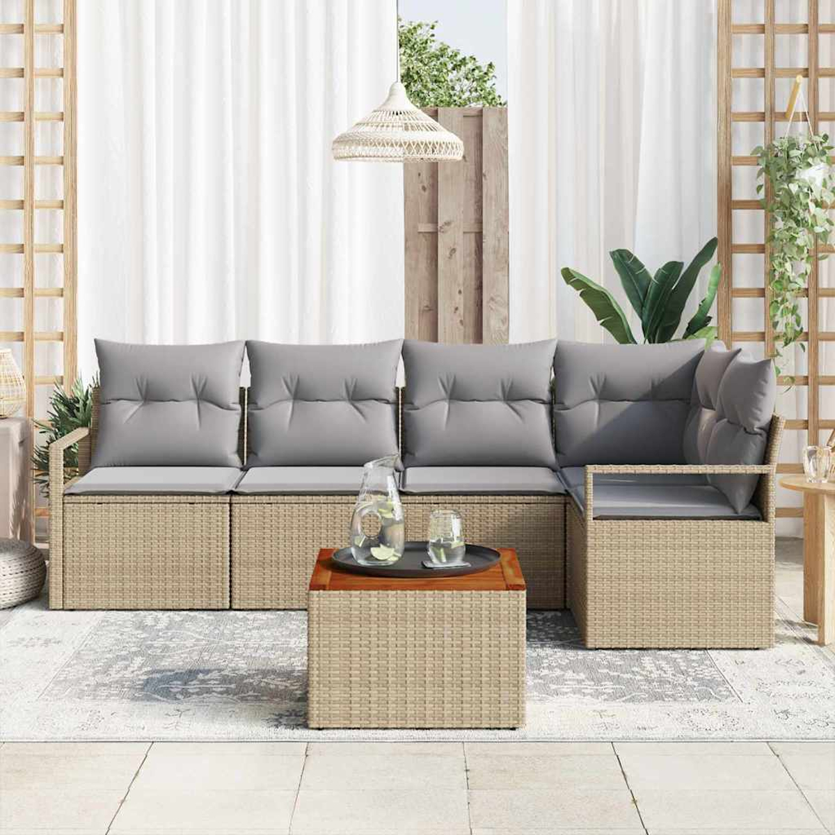 Outdoor-Ecksofa mit grauen Kissen, einem Holztisch mit Gläsern und Wasser sowie Pflanzen. Im Hintergrund befinden sich Vorhänge.