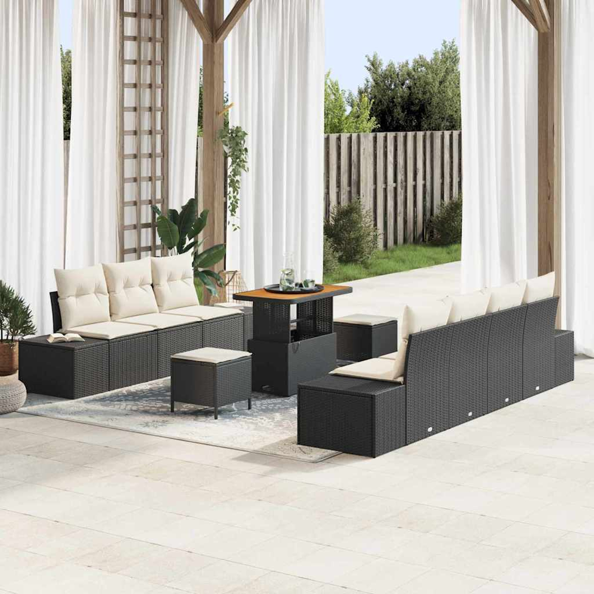 Garten-Terrassenset mit schwarzer Korbmöbeln, beigefarbenen Kissen, einem Holztisch und weißen Vorhängen im Hintergrund.