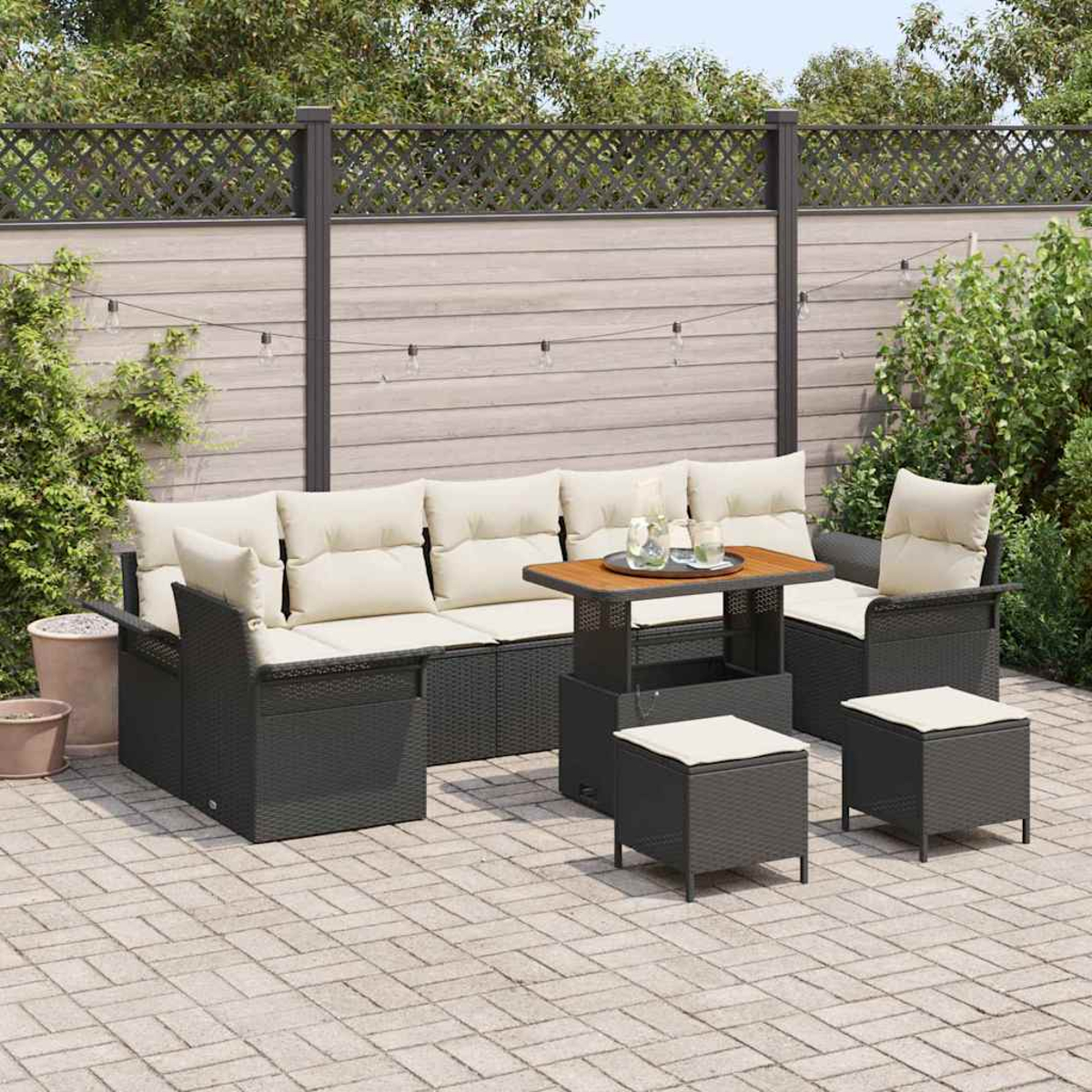 Ein modernes Gartenmöbel-Set mit Sofa, zwei Sesseln, zwei Ottomanen und einem Tisch. Beige Kissen und eine Holzplatte.