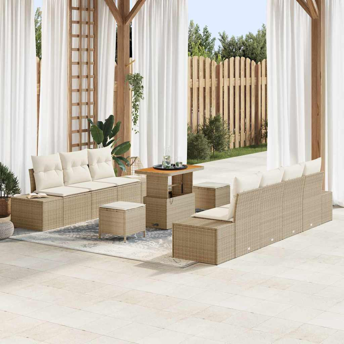Terrassenset mit gewebten beigen Sofas, Ottomanen und einem Tisch. Weiße Vorhänge, Holzstruktur und Holzzaun vervollständigen die Szene.