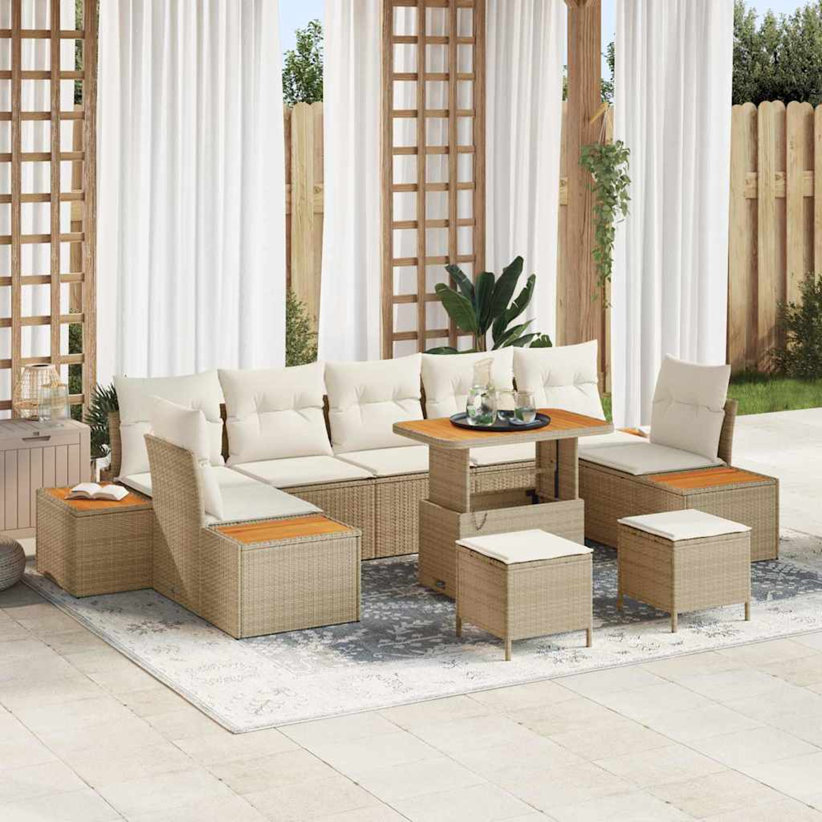 Garten-Terrassenset mit beigen Korbmöbeln, weißen Kissen und einem Holztisch. Weiße Vorhänge und ein Holzzaun sind im Hintergrund.