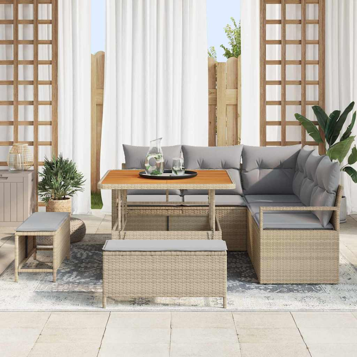 Terrassen-Set mit Tisch, Ecksofa und Bänken. Enthält eine Wasserkaraffe, Gläser und einen Teppich, alles in neutralen Tönen.