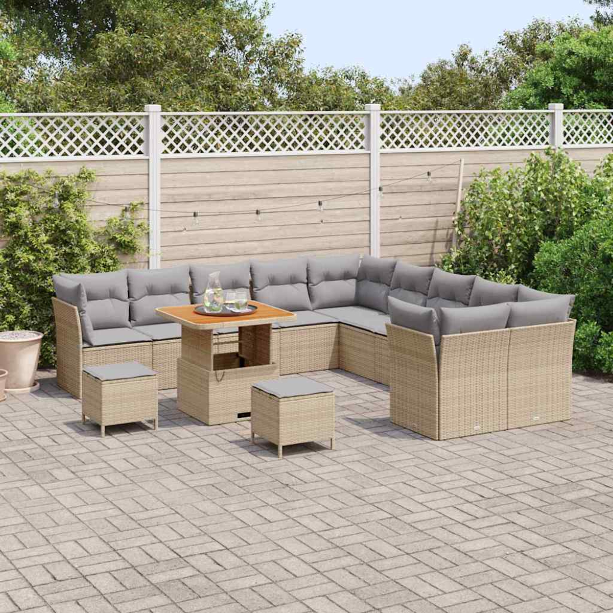 Outdoor-Rattan-Ecksofa mit grauen Kissen und einem Holztisch, zwei Hockern, auf einer Ziegelterrasse, umgeben von Grün.