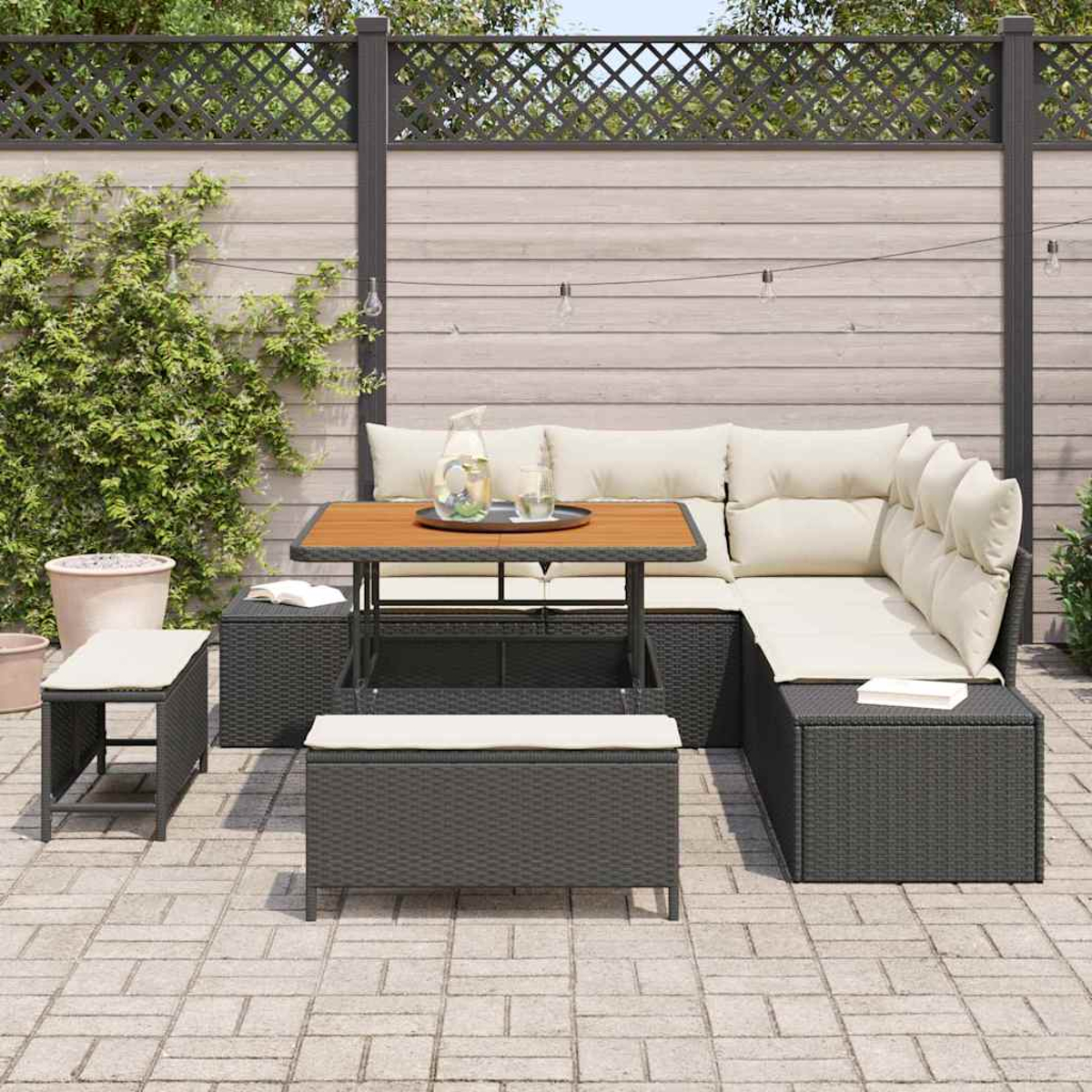 Outdoor-Ecksofa mit Tisch. Beige Kissen und brauner Tisch. Graue Korbmöbel auf einer Backstein-Terrasse. Zaun im Hintergrund.