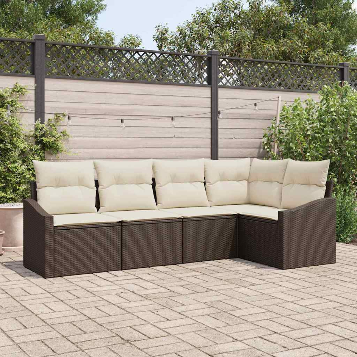 Outdoor-Ecksofa mit beigen Kissen und dunkelbraunem Korbgeflecht. Auf einer Ziegelterrasse vor einem Holzzaun mit Lichterketten.