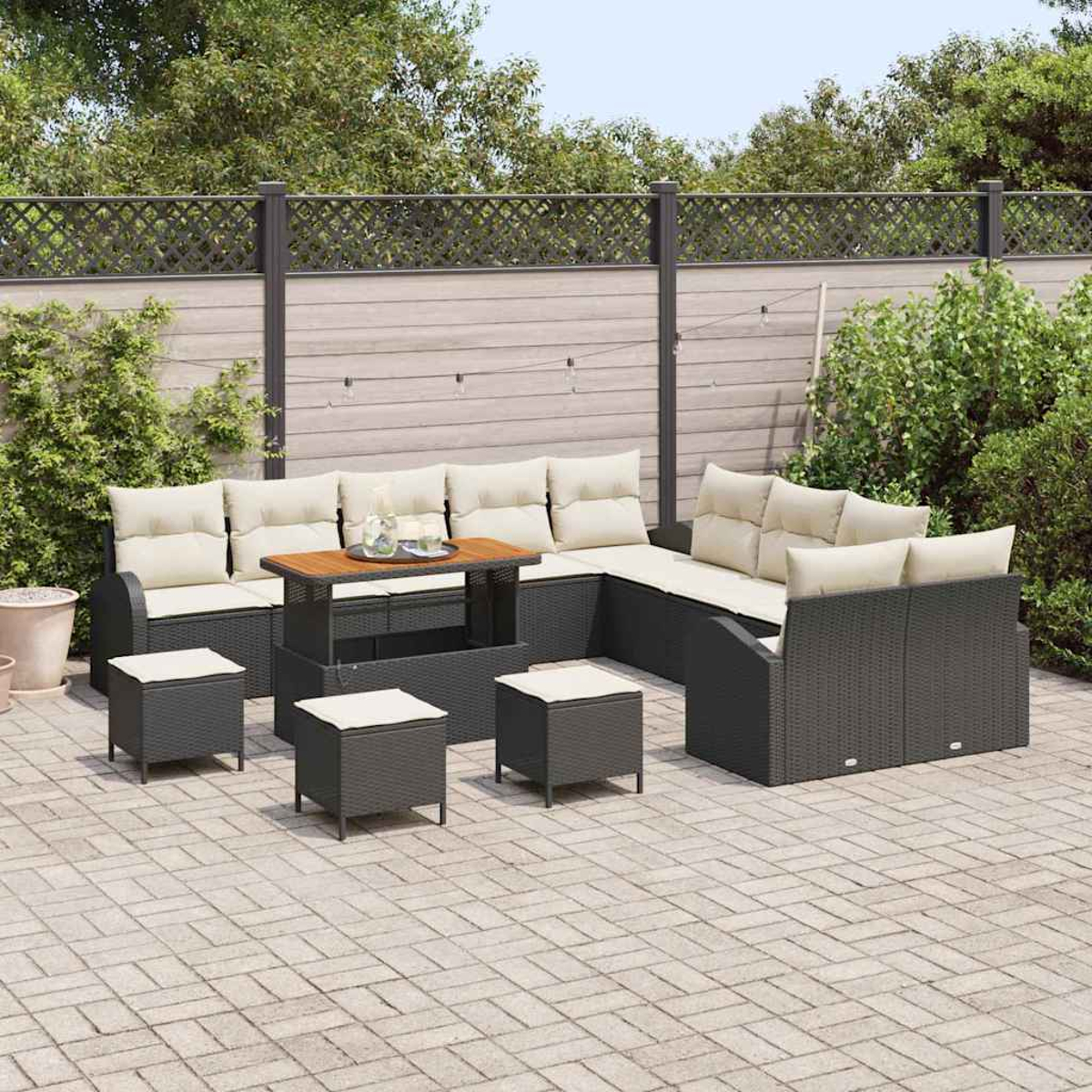 Set patio esterno con mobili in vimini grigio scuro, cuscini beige e un tavolo in legno, su un patio in mattoni.