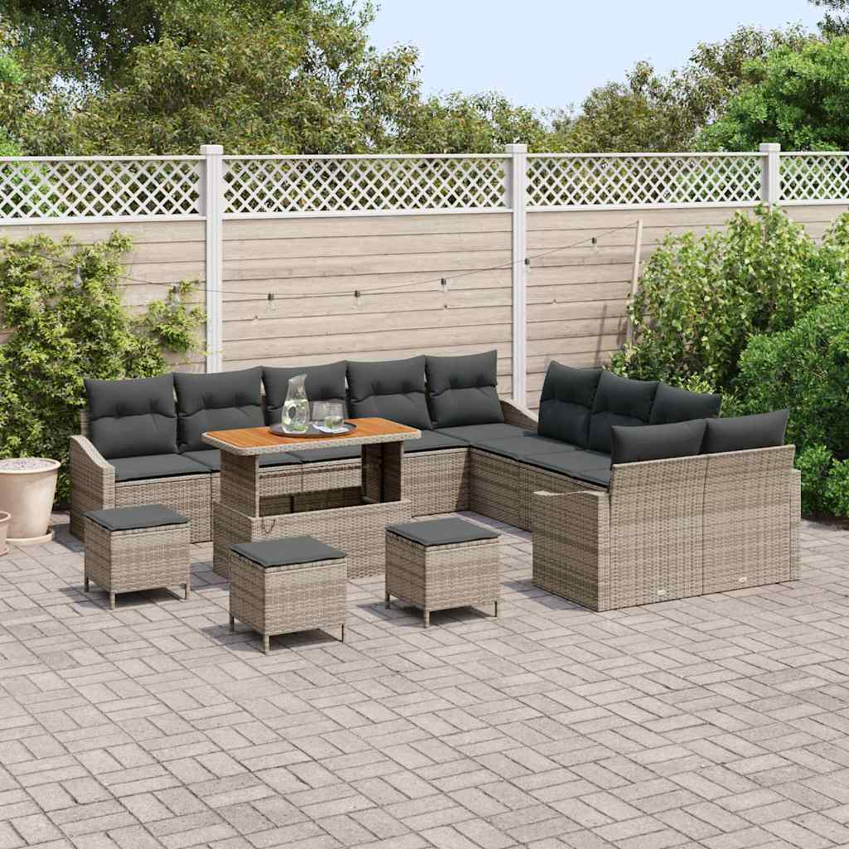 Outdoor-Sitzgruppe auf einer Terrasse. Enthält ein großes Ecksofa, Ottomanen und einen Tisch, alles aus hellbraunem Korbgeflecht.