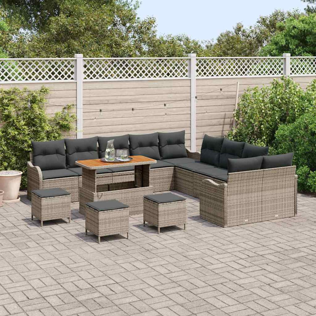 Gartenmöbel-Set aus Korbgeflecht auf einer Terrasse. Enthält Ecksofa, Ottomane und Couchtisch mit Holzplatte. Graue Kissen.