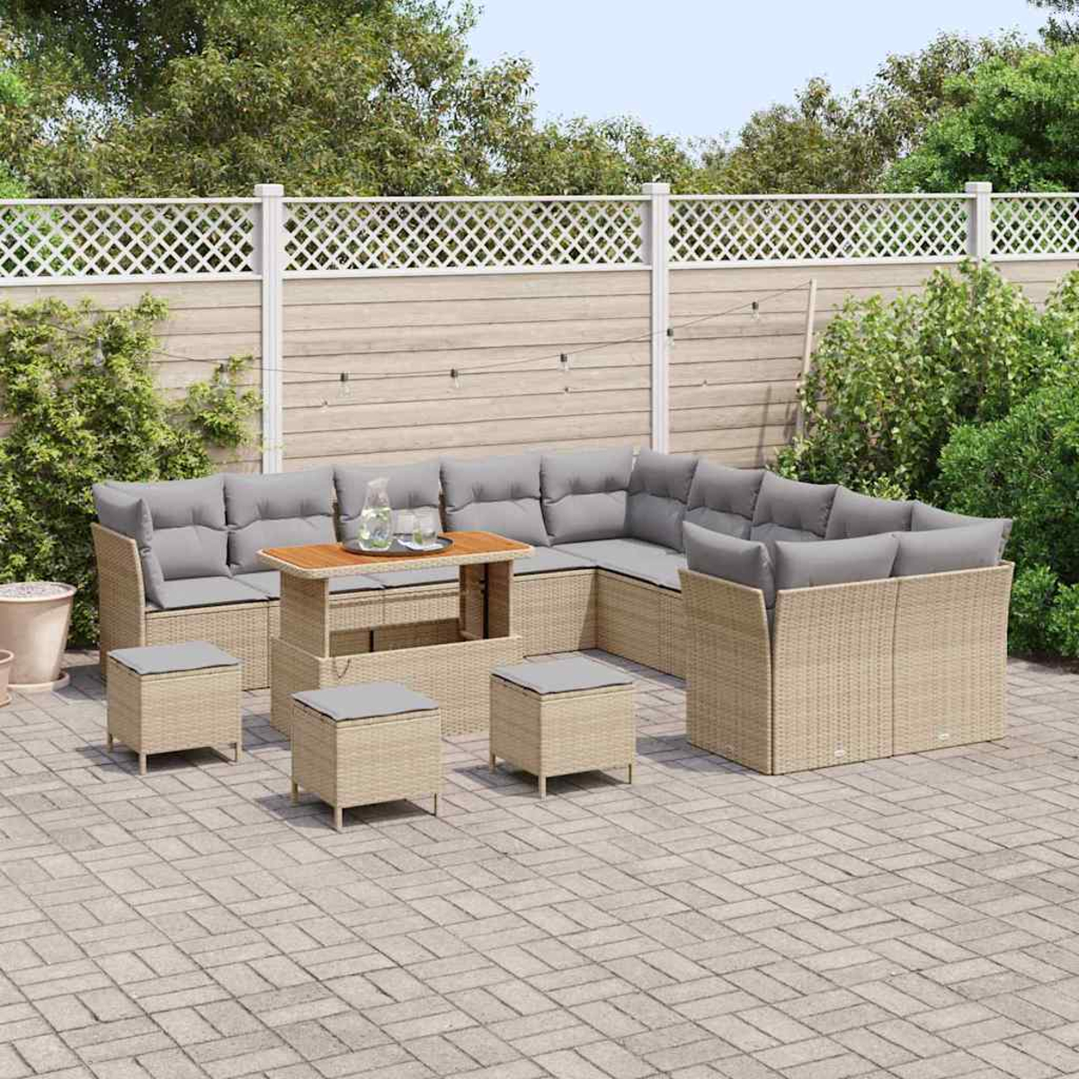 Gartenmöbel-Set mit grauen Kissen. Enthält Sofa, Hocker und Tisch, auf einer Backstein-Terrasse vor einem Zaun.