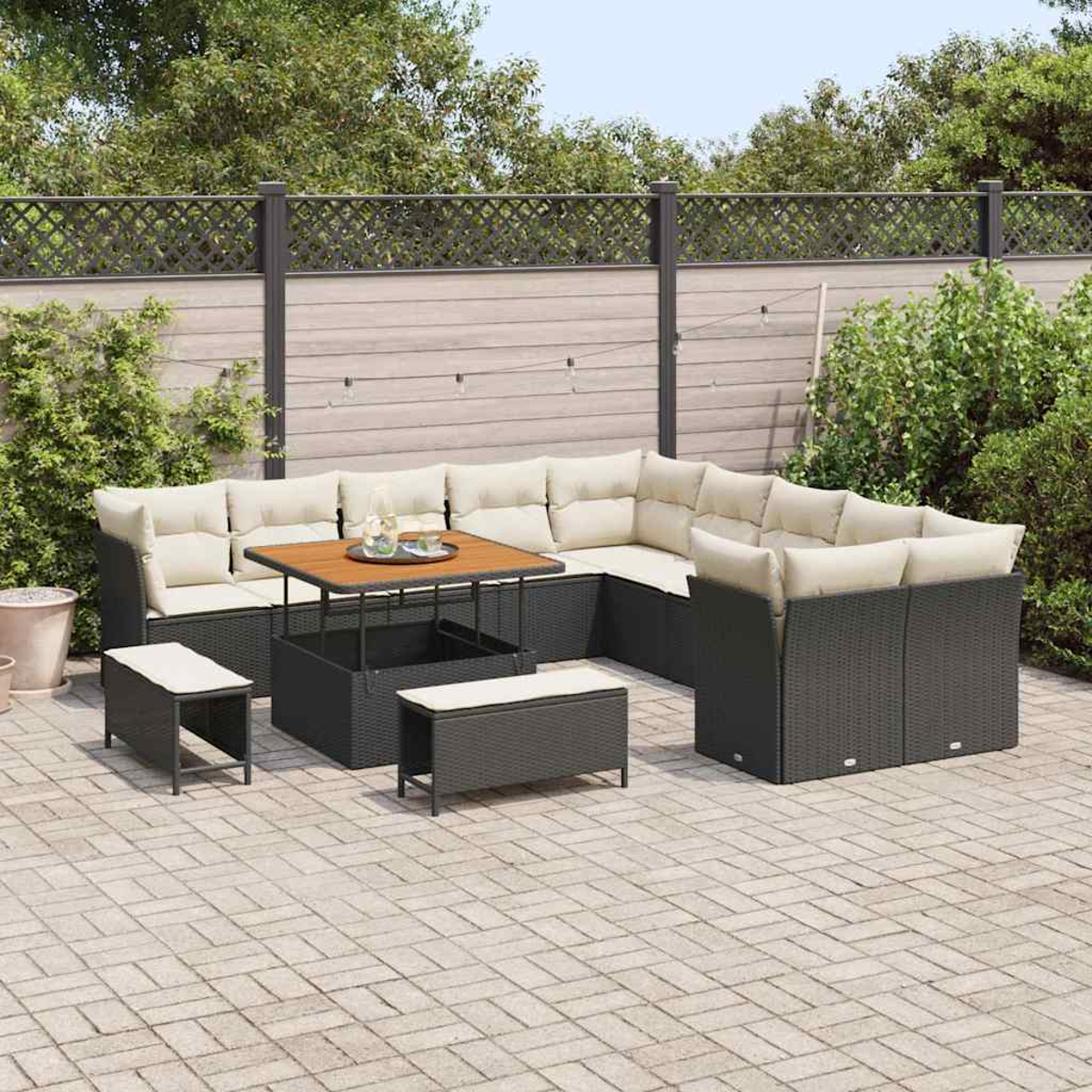 Gartenmöbel-Set: dunkles Korbmöbel, beige Kissen, Tisch mit Hubfunktion, Bänke und grauer Pflasterboden, in der Nähe eines Zauns und Grün.