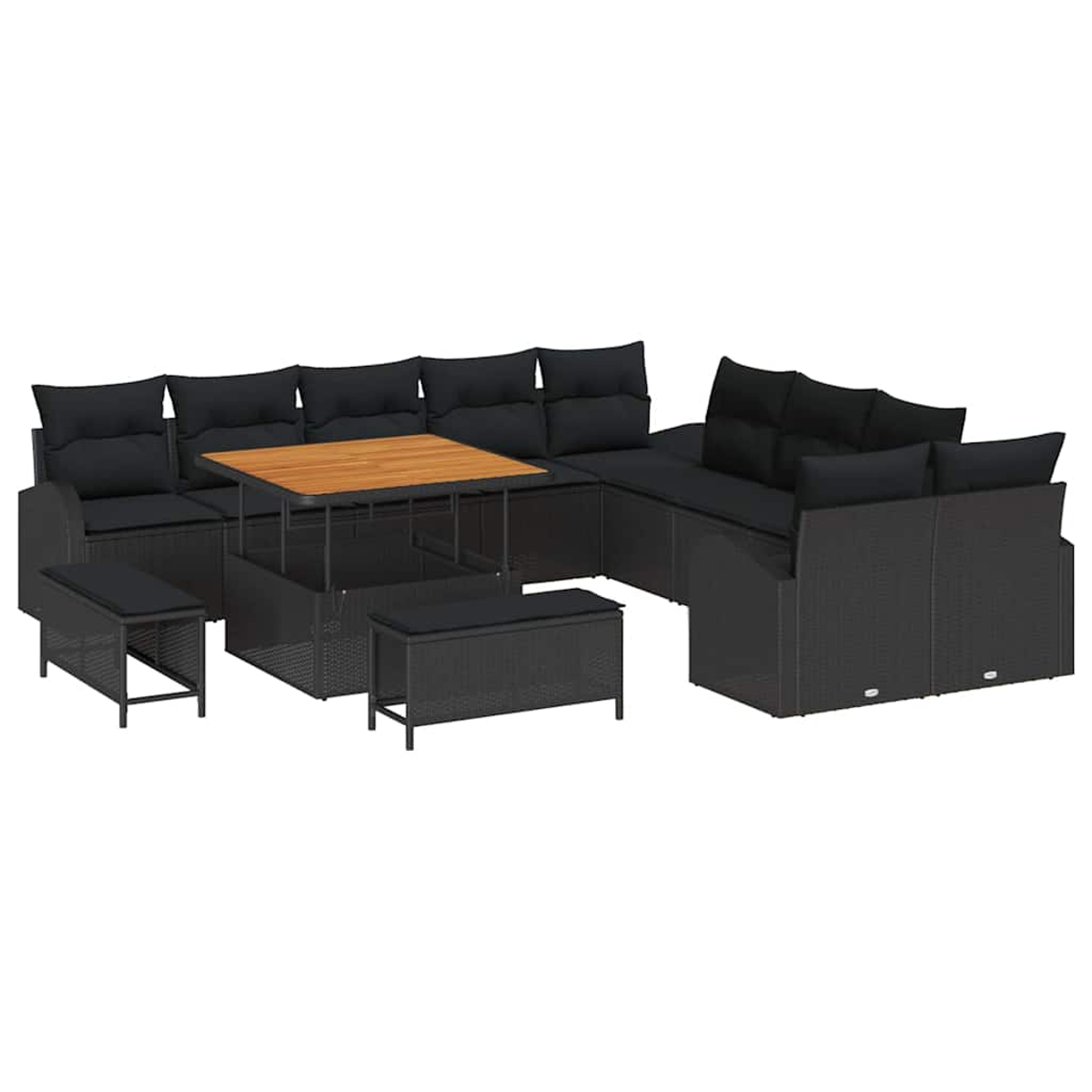 Un set da patio in vimini nero con cuscini neri e un tavolo in legno marrone chiaro è disposto su uno sfondo bianco.