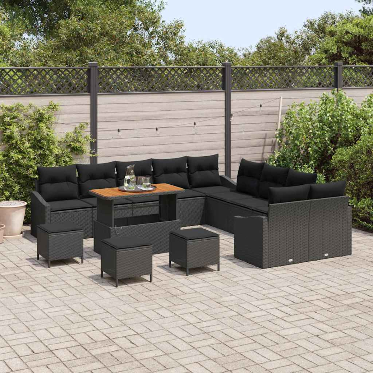 Garten-Terrassenset mit schwarzen Kissen und einem Holztisch. Die Szene umfasst einen Zaun und üppiges Grün.