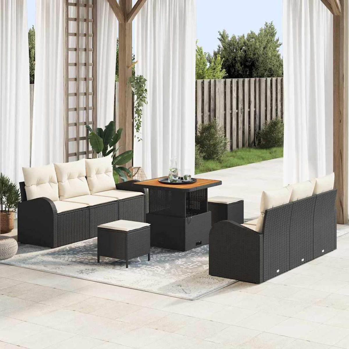 Garten-Terrassenset mit schwarzen Korbmöbeln und beigen Kissen. Enthält einen Tisch, zwei Sofas und zwei Ottomanen, auf einem Teppich.