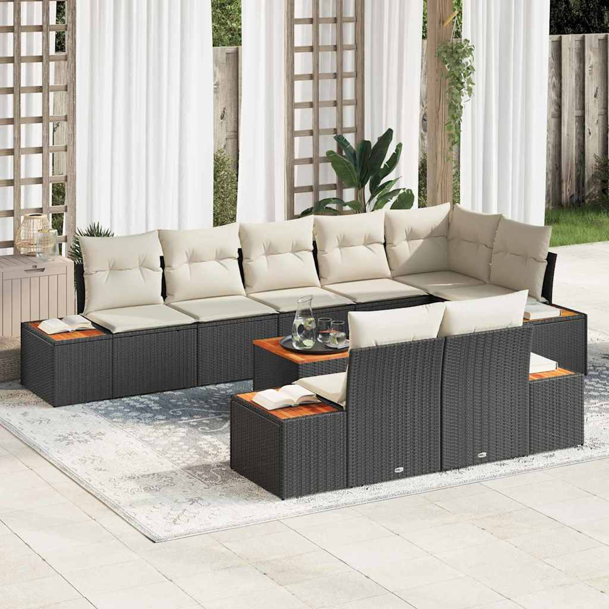 Outdoor-Ecksofa mit cremefarbenen Kissen. Ein Holztisch mit Wassergläsern. Weiße Vorhänge und ein Teppich vervollständigen die Szene.