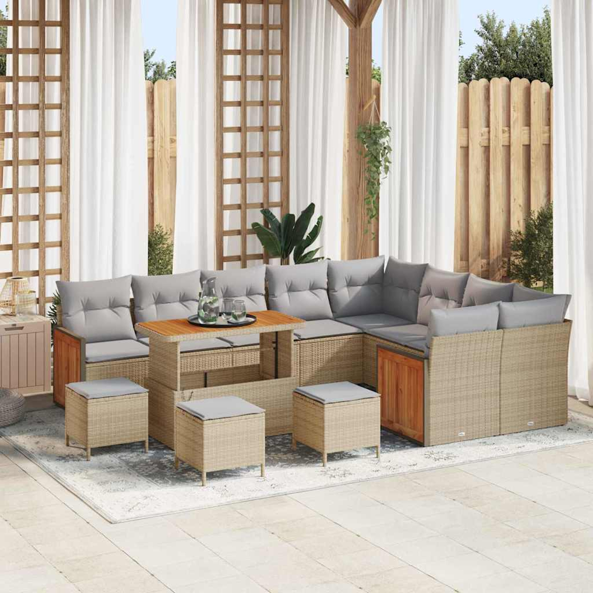 Outdoor-Ecksofa-Set mit grauen Kissen und Holzakzenten, Tisch und Ottomanen auf einem Teppich, Kulisse aus Vorhängen und Holzzaun.