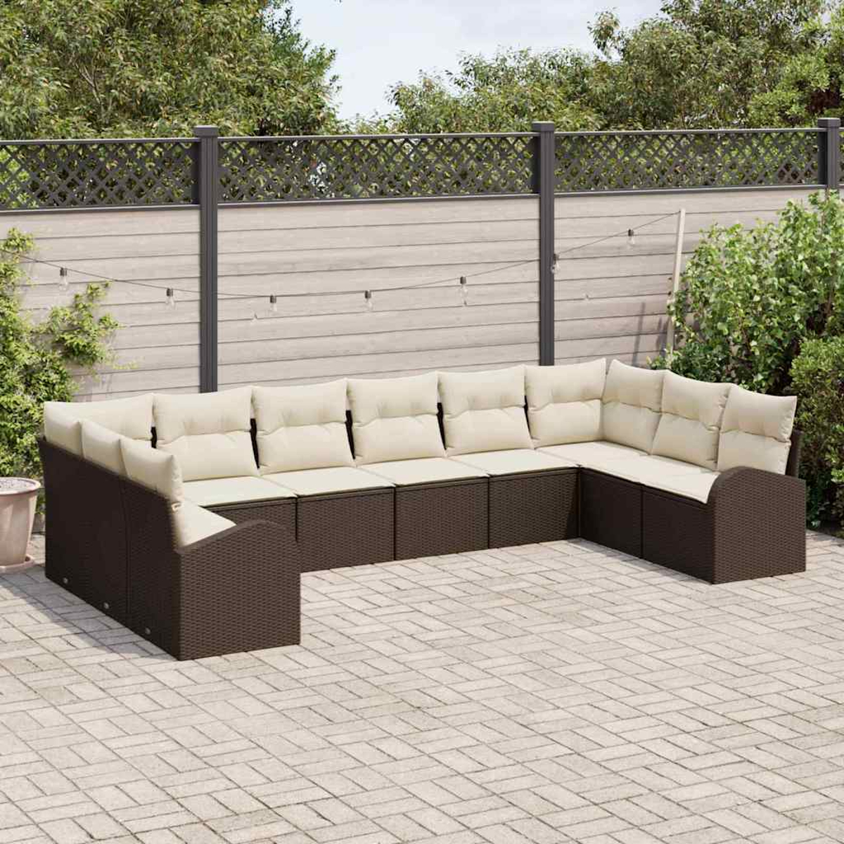 Ein braunes Ecksofa mit cremefarbenen Kissen steht auf einer Ziegelterrasse. Ein Holzzaun und Grünzeug sind im Hintergrund.