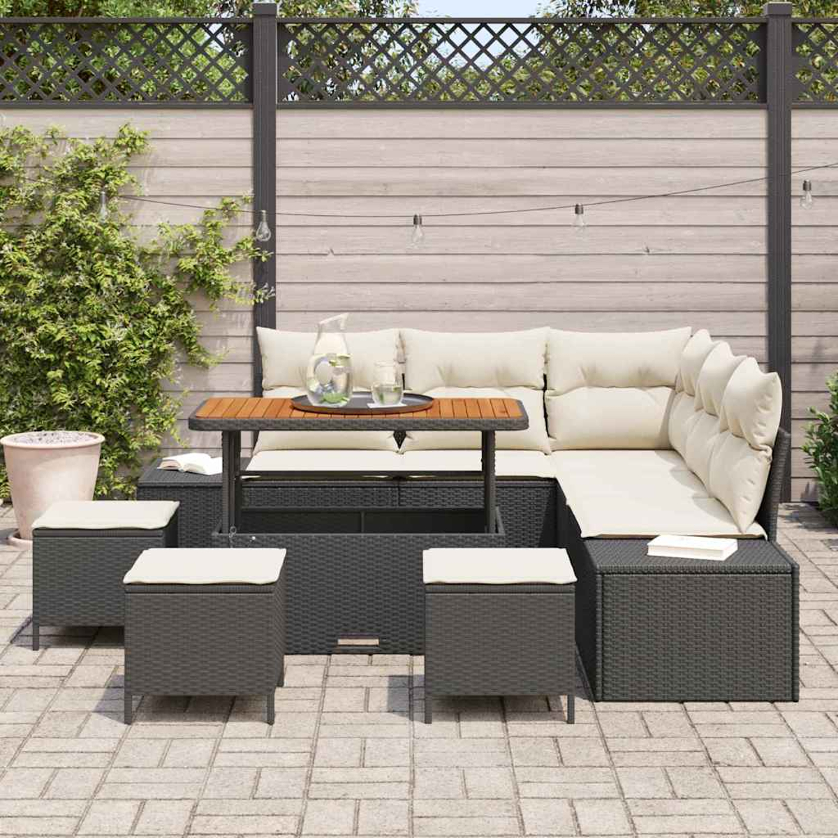 Terrassenset für draußen. Enthält ein Ecksofa mit cremefarbenen Kissen, einen Couchtisch und vier kleine Hocker. Die Szene ist in einem Garten.