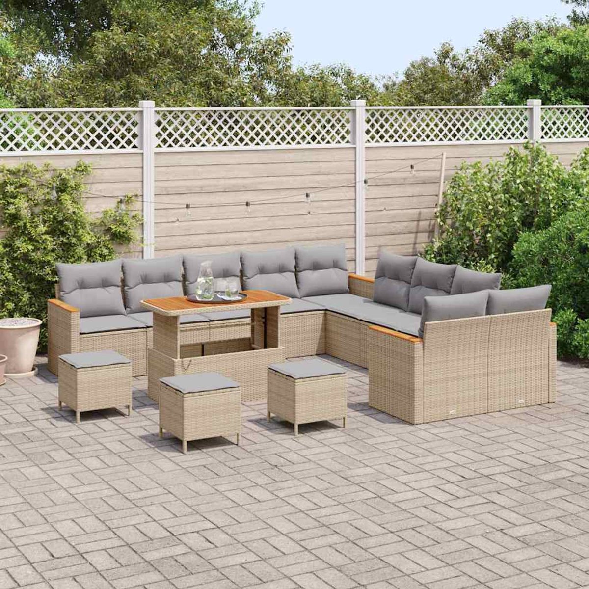 Garten-Set mit beigen Korbmöbeln, grauen Kissen, Holztisch und Hockern auf einem Ziegelpflaster. Weißer Zaun im Hintergrund.