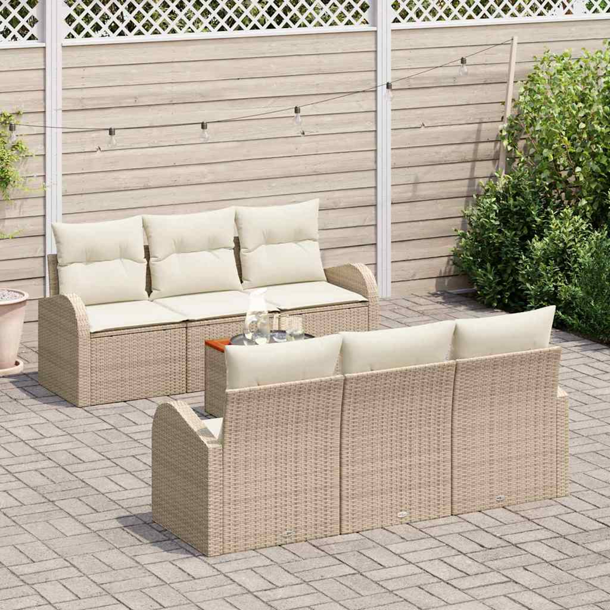 Szene im Freien mit zwei Korbsesseln und einem kleinen Tisch. Cremefarbene Kissen. Gepflasterte Terrasse mit Holzzaun und Pflanzen im Hintergrund.