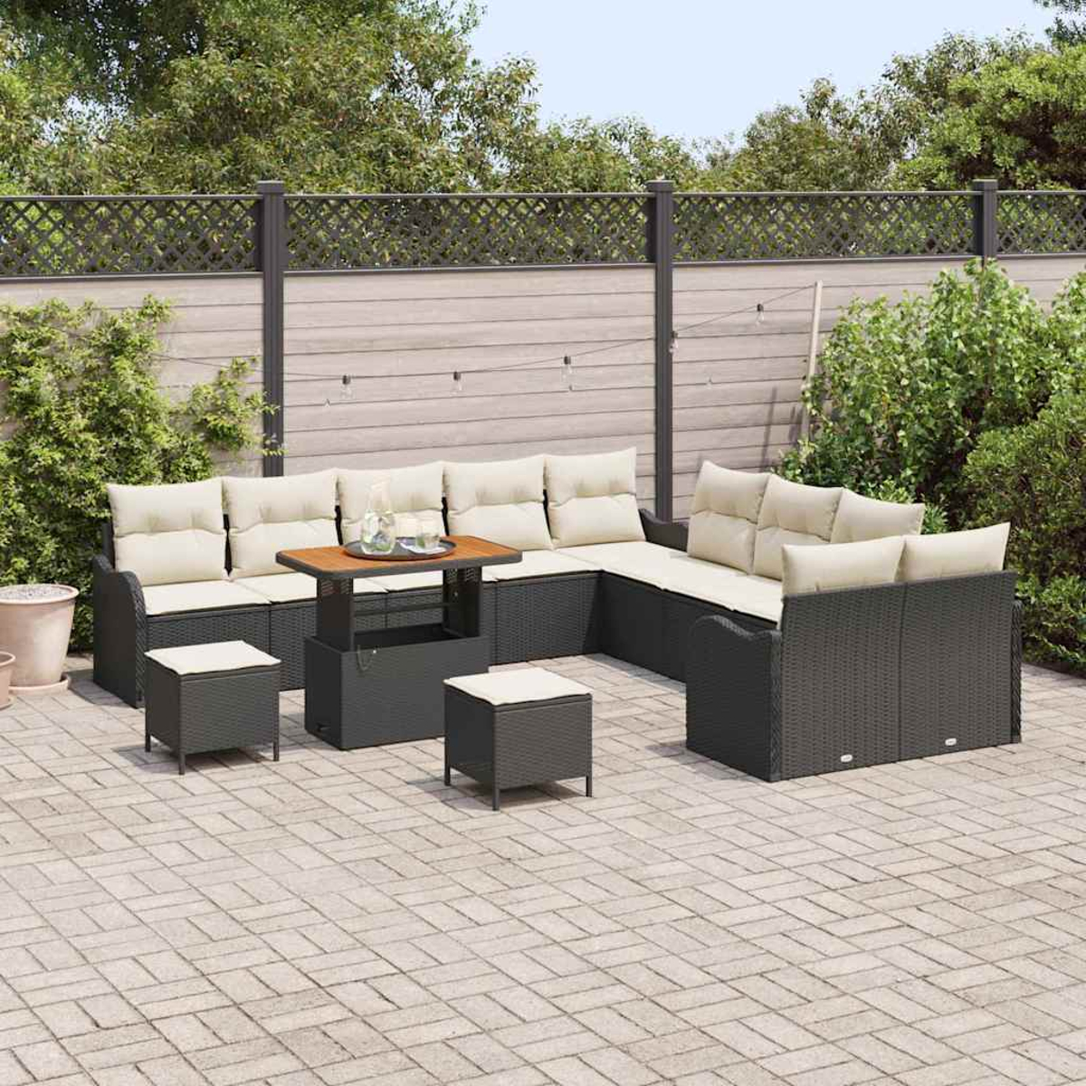 Set per patio esterno con mobili in vimini scuro, cuscini beige, tavolo in legno e due pouf su un patio in mattoni. Piante verdi sullo sfondo.