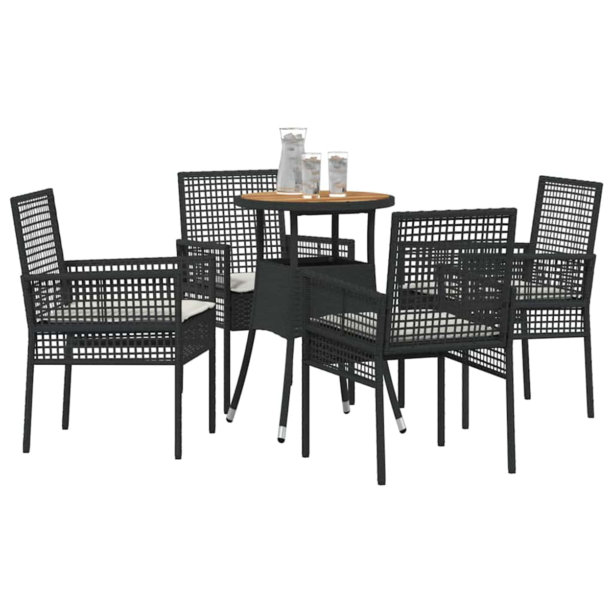 Ein schwarzes Terrassenset mit rundem Tisch und vier Stühlen. Auf dem Tisch stehen Gläser und ein Krug. Kissen sind weiß.