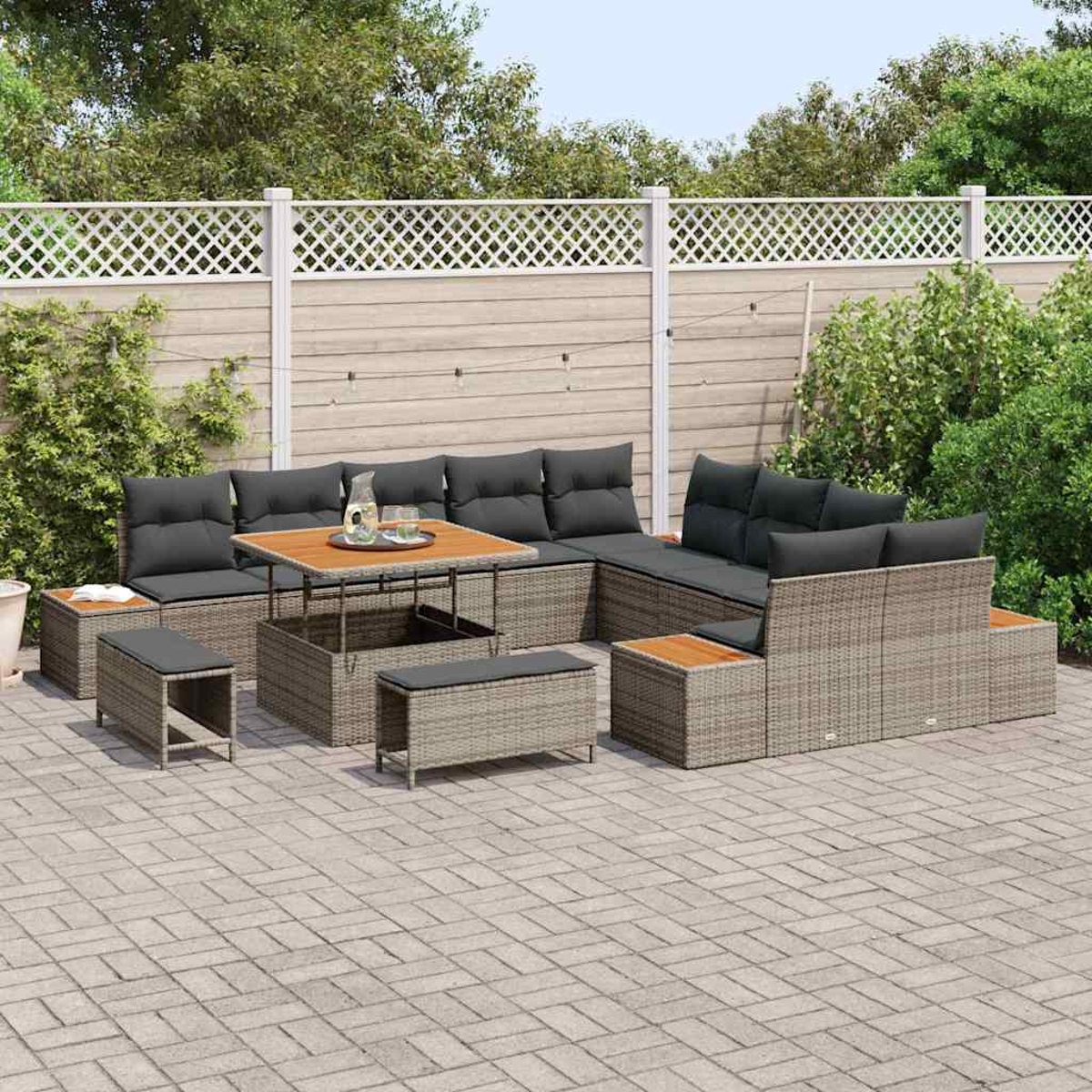Terrassen-Set mit grauen Kissen und einem Holztisch. Das Set steht auf einer Steinterrasse, mit weißem Zaun und Grün im Hintergrund.