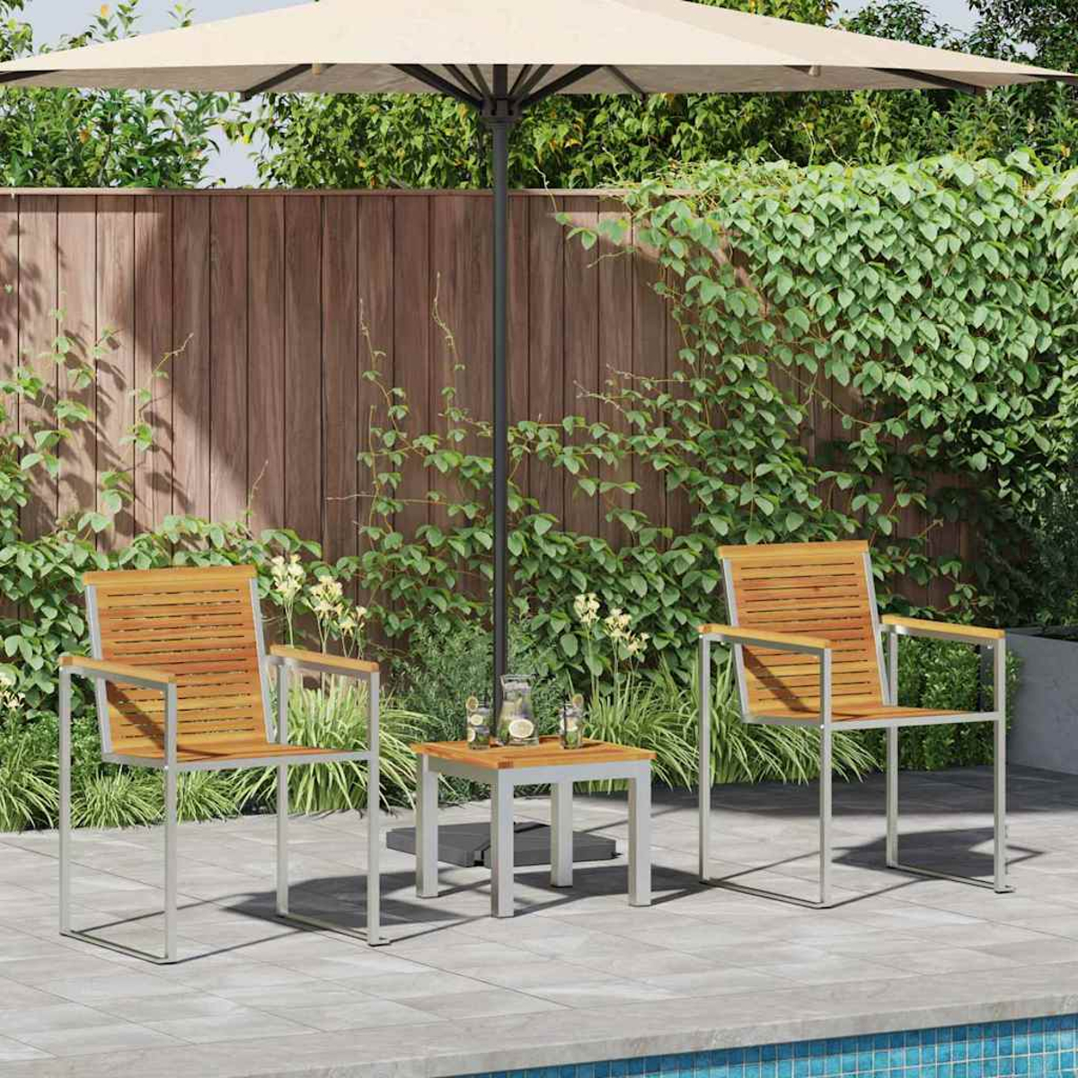 Szene im Freien mit Terrassenmöbeln. Zwei Holzstühle, ein kleiner Tisch und ein Sonnenschirm stehen am Pool. Viel Grün im Hintergrund.