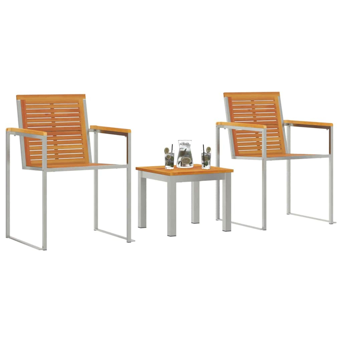Zwei Holzstühle mit einem Tisch dazwischen. Getränke stehen auf dem Tisch. Weißer Hintergrund.