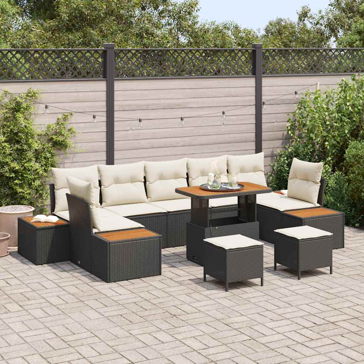 Gartenmöbel-Set mit beigen Kissen und Holztischen. Enthält Sofa, Stühle, Ottomanen und einen Tisch auf einer gepflasterten Terrasse.