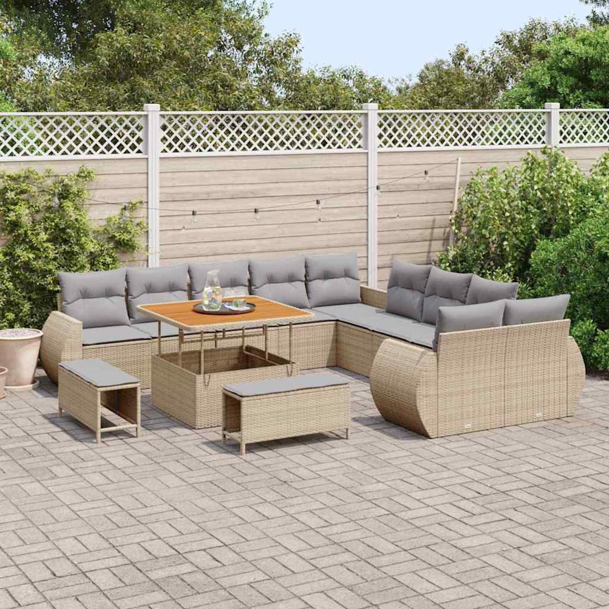 Geflochtenes Terrassenset mit grauen Kissen auf einer gepflasterten Terrasse. Ein Holztisch und Bänke sind angeordnet. Grünes Laub und ein weißer Zaun sind sichtbar.