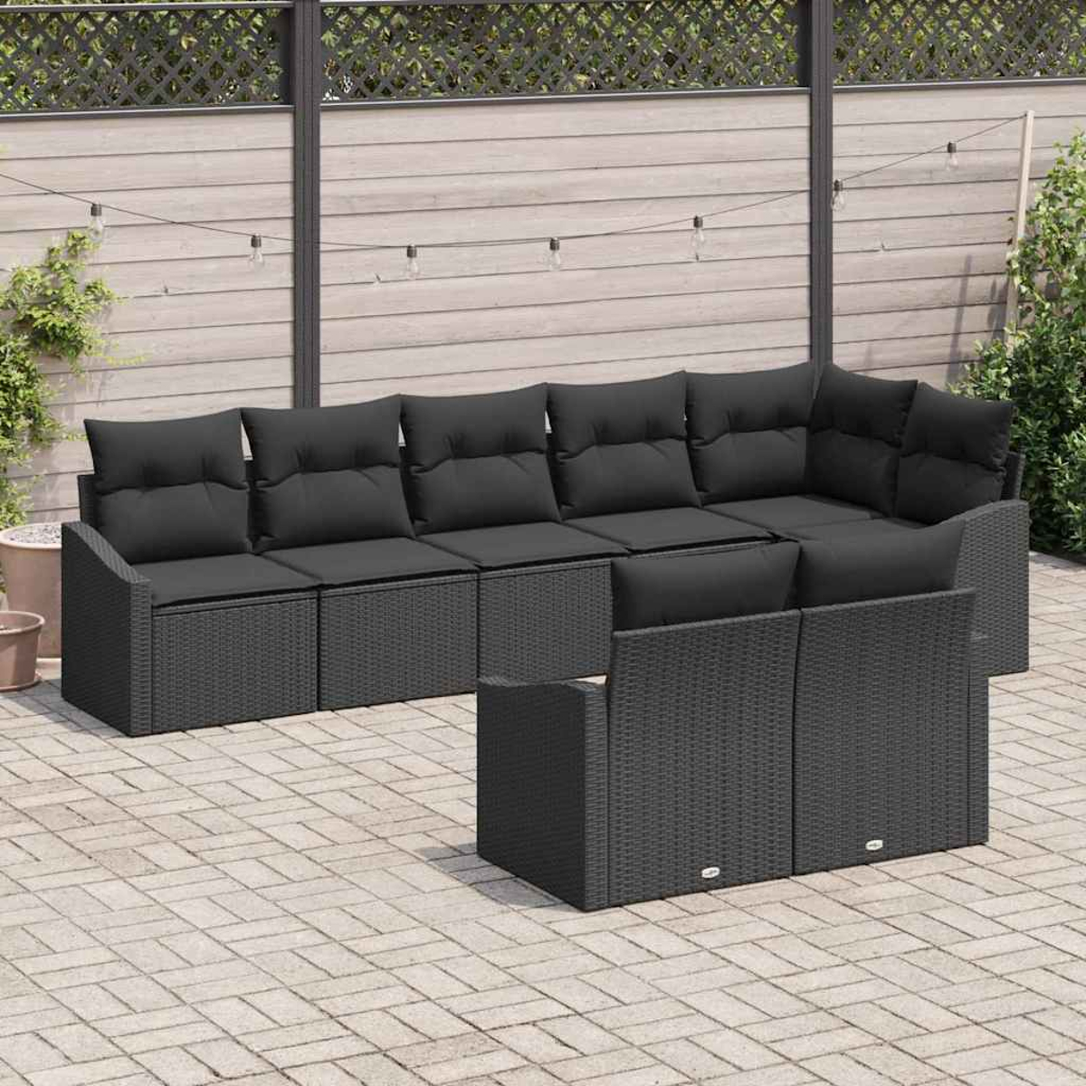 Gartenmöbel-Set. Dunkelgraues Rattansofa mit schwarzen Kissen. Beinhaltet ein L-förmiges Sofa und einen kleineren Stuhl.