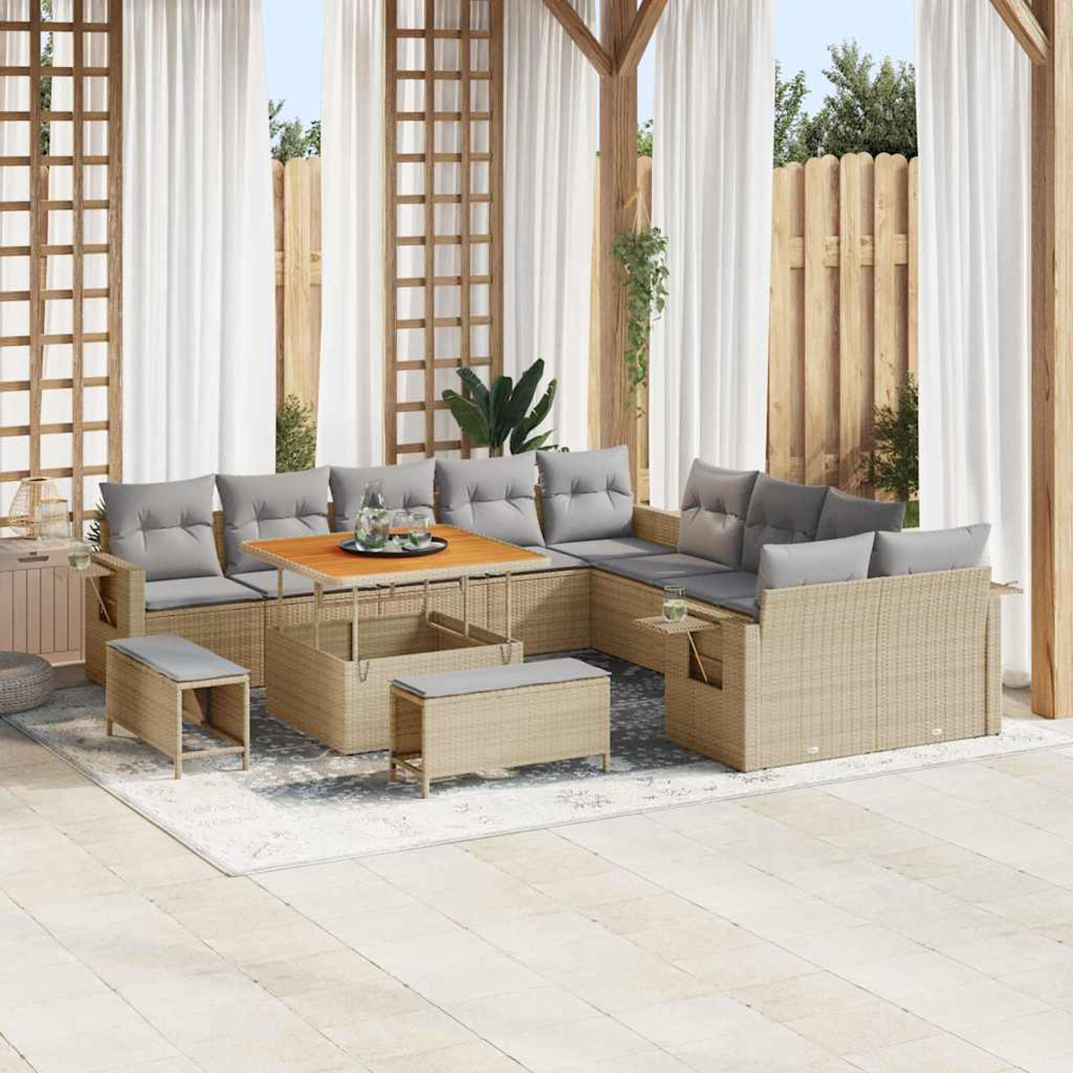 Garten-Terrassenset mit hellbraunem Korbmöbel, grauen Kissen, Holztisch und Bänken, auf einem hellen Teppich.