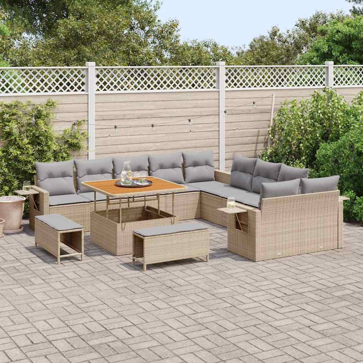 Gartenmöbel-Set aus Weide auf einer Terrasse. Enthält ein Sofa, einen Tisch und Bänke mit grauen Kissen. Ein weißer Zaun im Hintergrund.