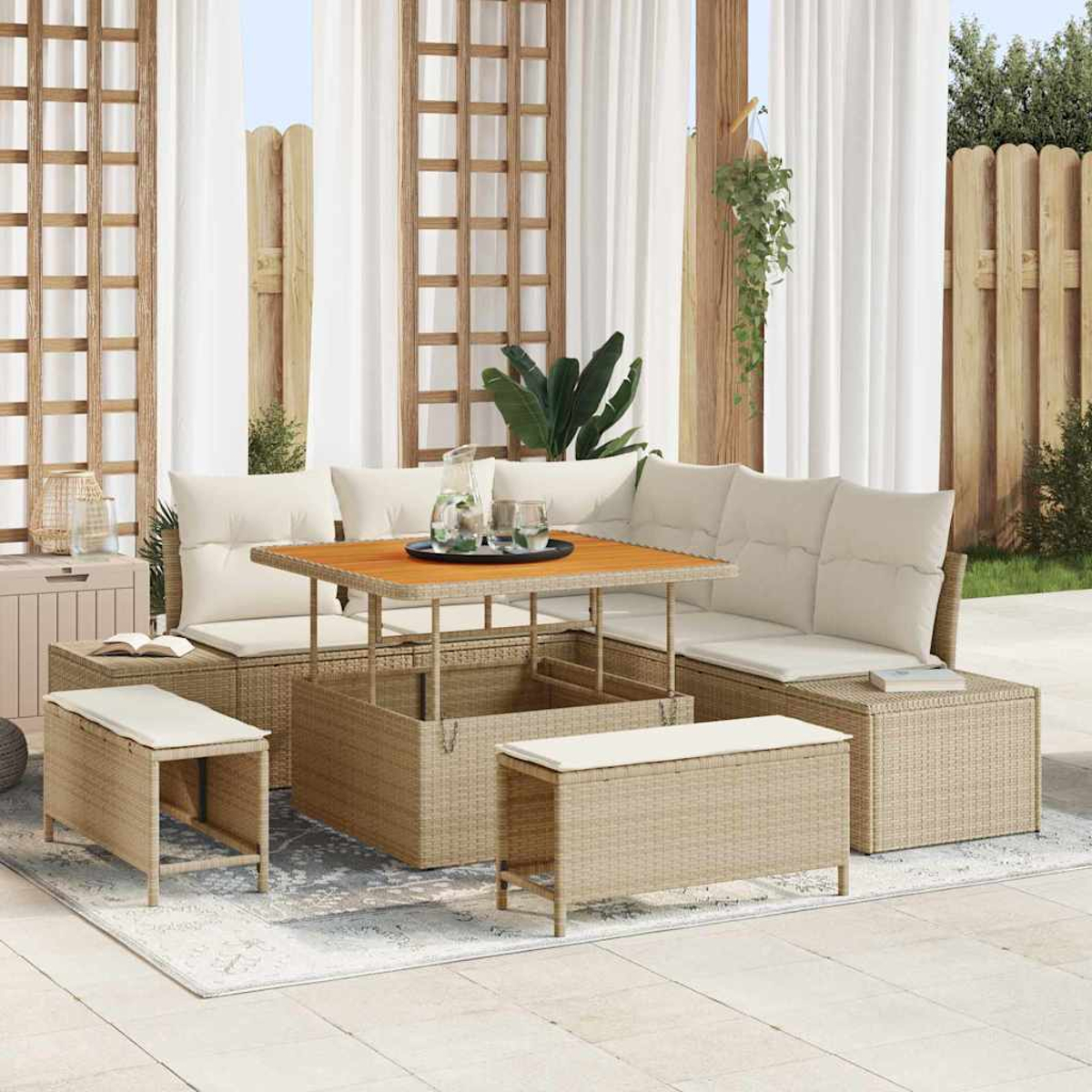 Gartenmöbel mit beigefarbenen Kissen und einem Holztisch. Enthält Bänke und einen Teppich, mit Holzzaun im Hintergrund.
