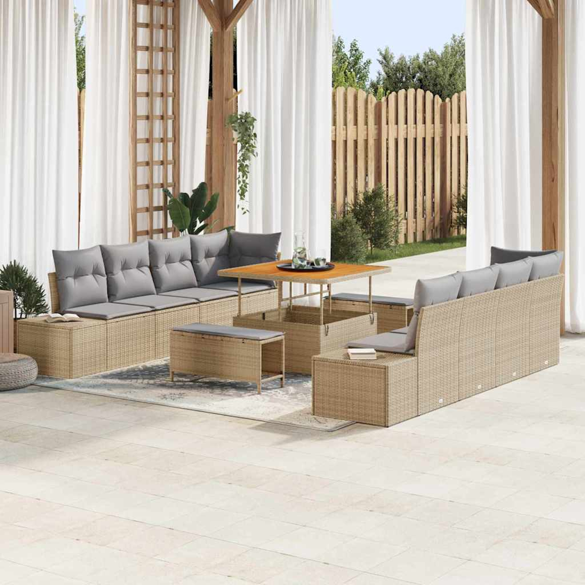 Terrassenset im Freien mit beigefarbenen Korbs Sofas, grauen Kissen, Holztisch und weißen Vorhängen.