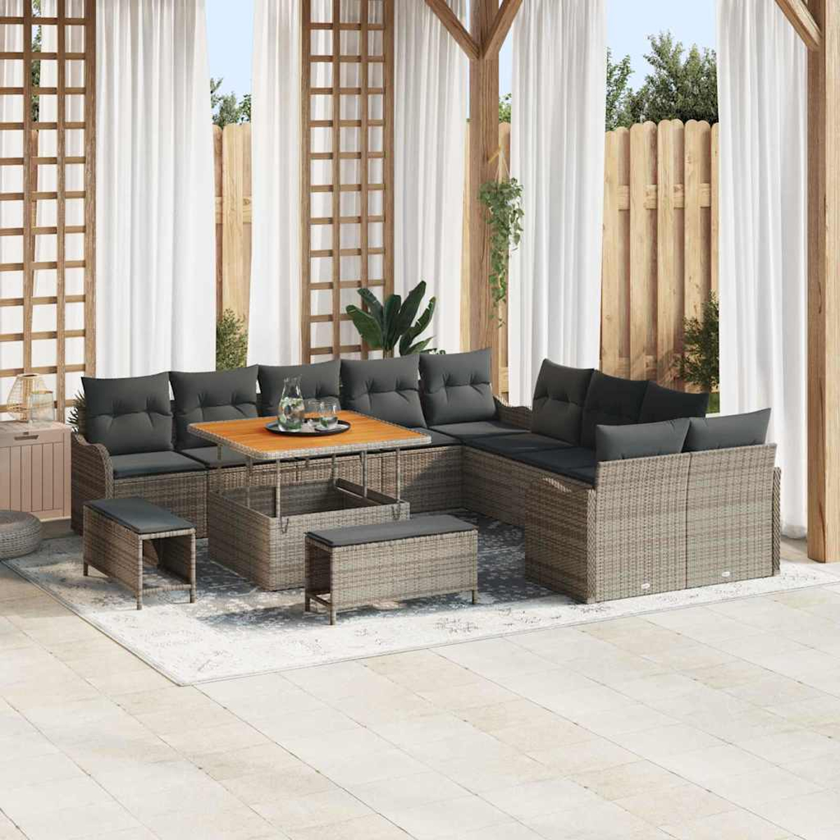 Garten-Terrassenset mit grauen Kissen, Holztisch und Vorhängen. Enthält ein Sofa, zwei Ottomanen und einen Tisch.