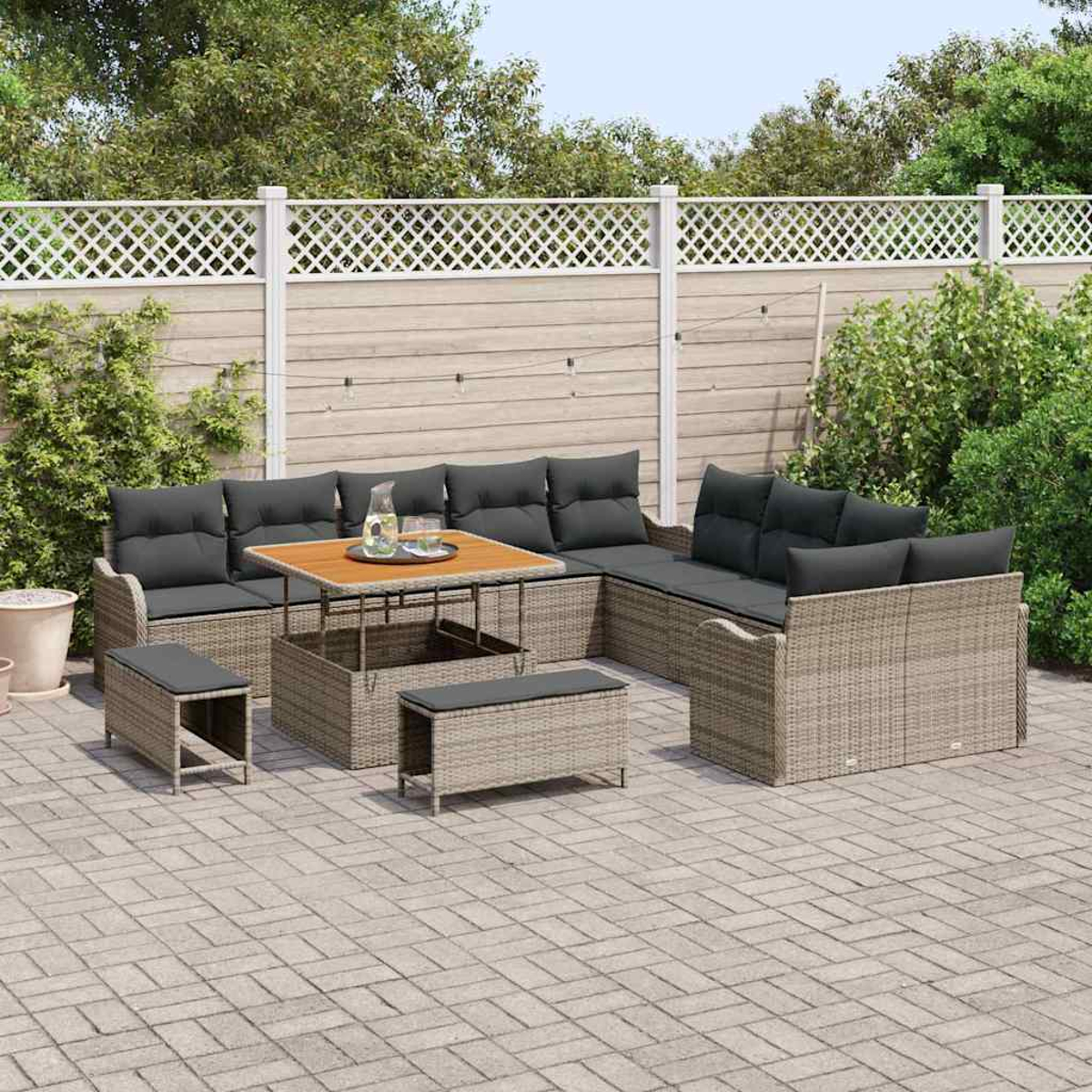 Outdoor-Rattan-Ecksofa mit grauen Kissen, Couchtisch und zwei Ottomanen. Auf einer gepflasterten Terrasse mit weißem Zaun und Grün.