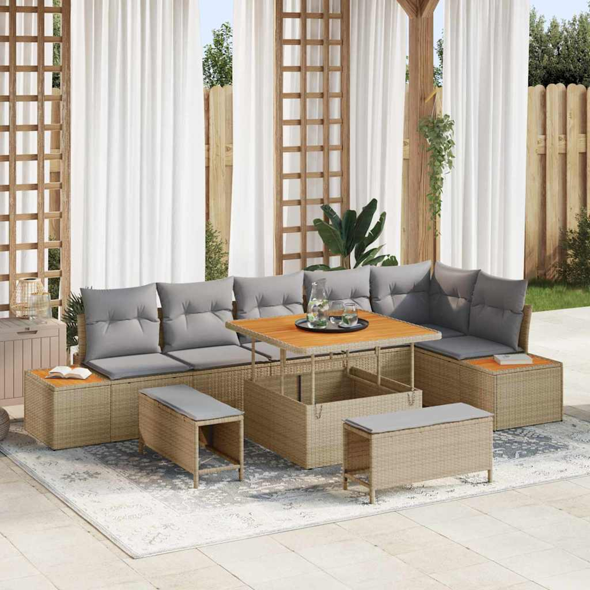 Garten-Sitzgruppe mit grauen Kissen, Holztisch und beigefarbenem Korbbas. Weiße Vorhänge und Holzgitter im Hintergrund.