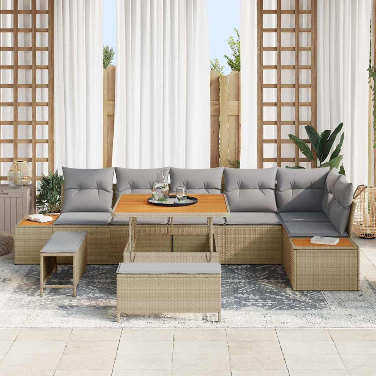 Gartensofa mit grauen Kissen, Holztisch und Bank. Weiße Vorhänge und Spalier im Hintergrund. Ein gemütlicher Außenbereich.