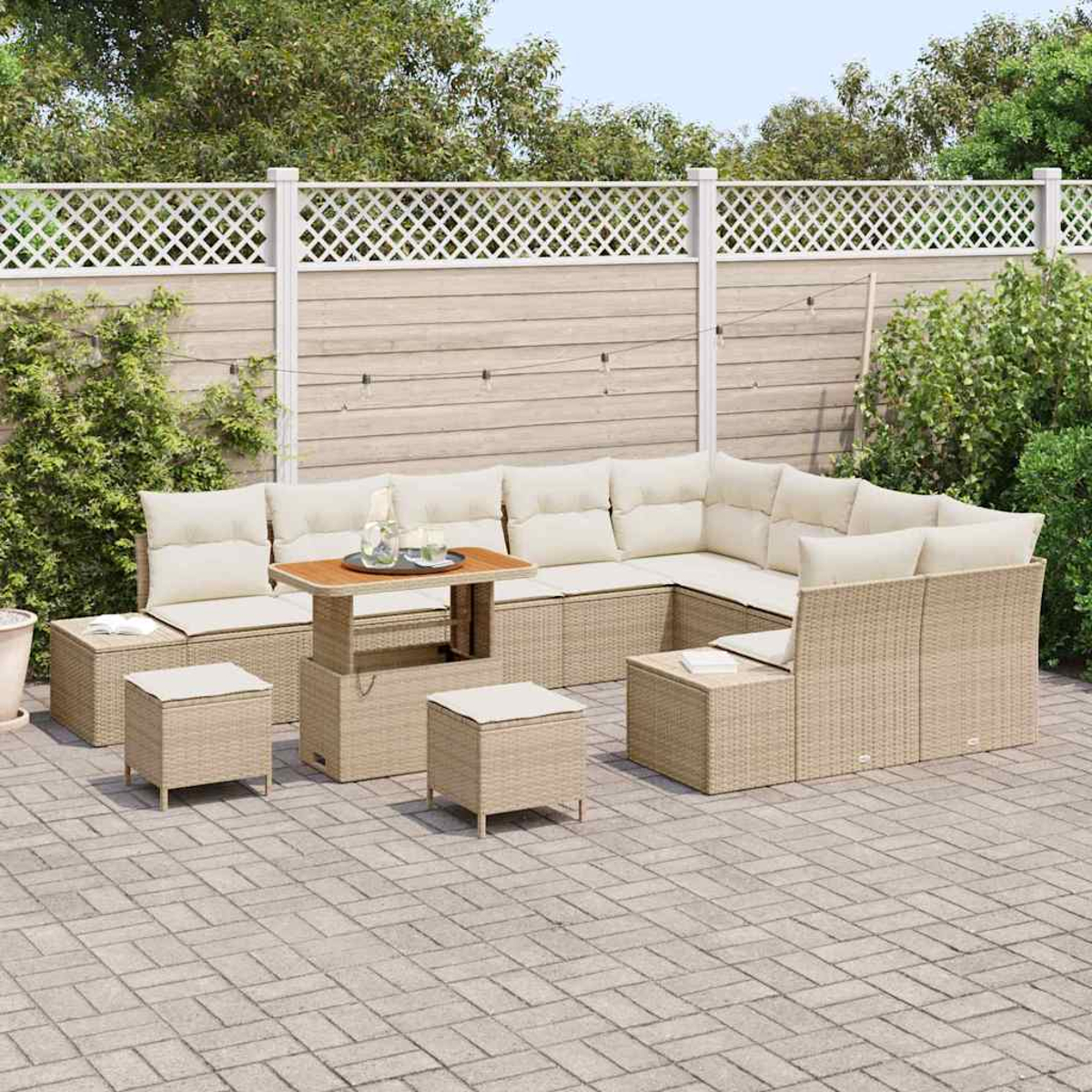 Outdoor-Ecksofa mit beigen Kissen. Beinhaltet einen Tisch und Hocker auf einer gepflasterten Terrasse, umgeben von einem weißen Zaun und Grün.