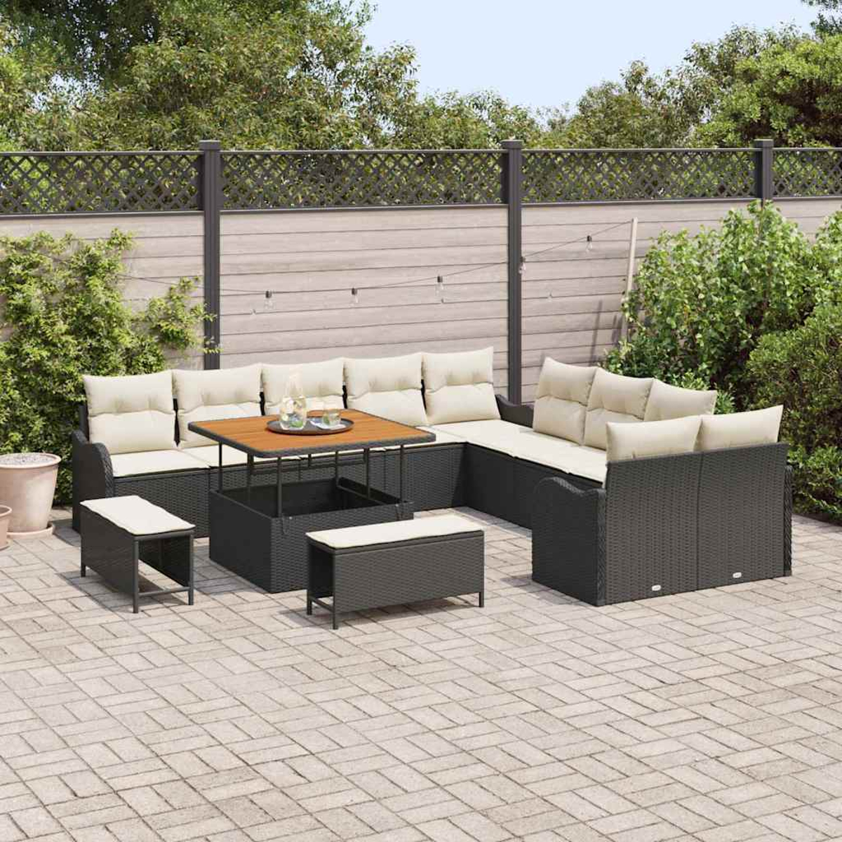 Juego de patio al aire libre con muebles de mimbre negro y cojines crema. Incluye mesa, bancos y sofá, sobre un patio pavimentado.
